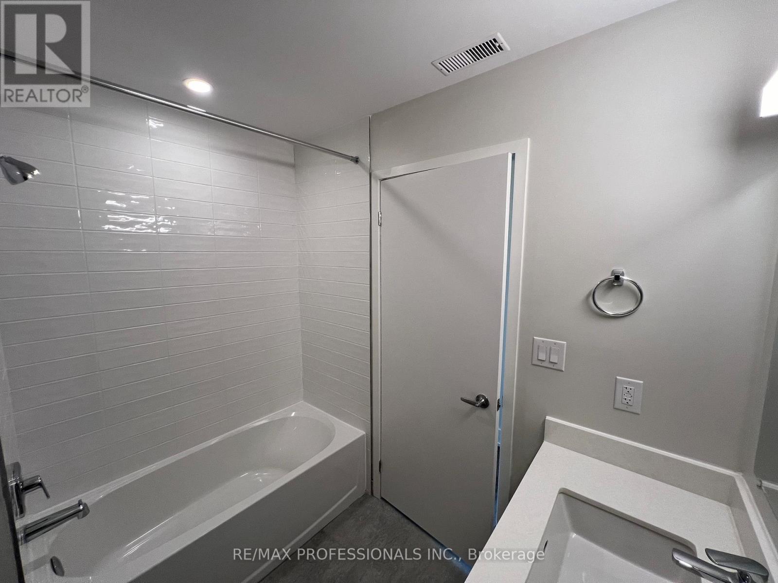 141 - 62 Dixfield Drive, Toronto, Ontario  M9C 3W1 - Photo 28 - W12618382