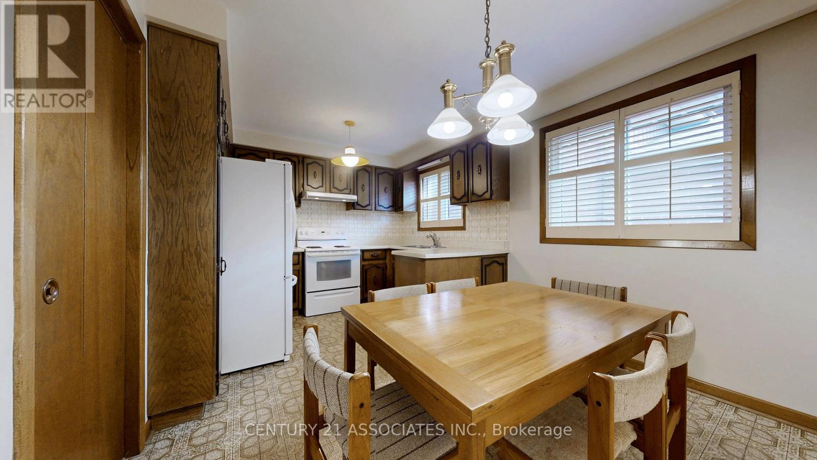 1217 Alexandra Avenue, Mississauga, Ontario  L5E 2A4 - Photo 12 - W12475265