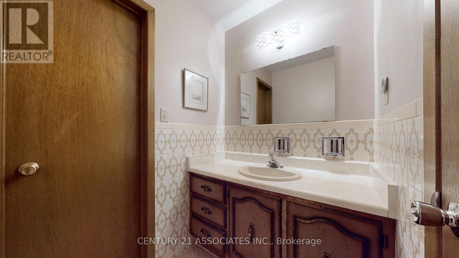 1217 Alexandra Avenue, Mississauga, Ontario  L5E 2A4 - Photo 18 - W12475265