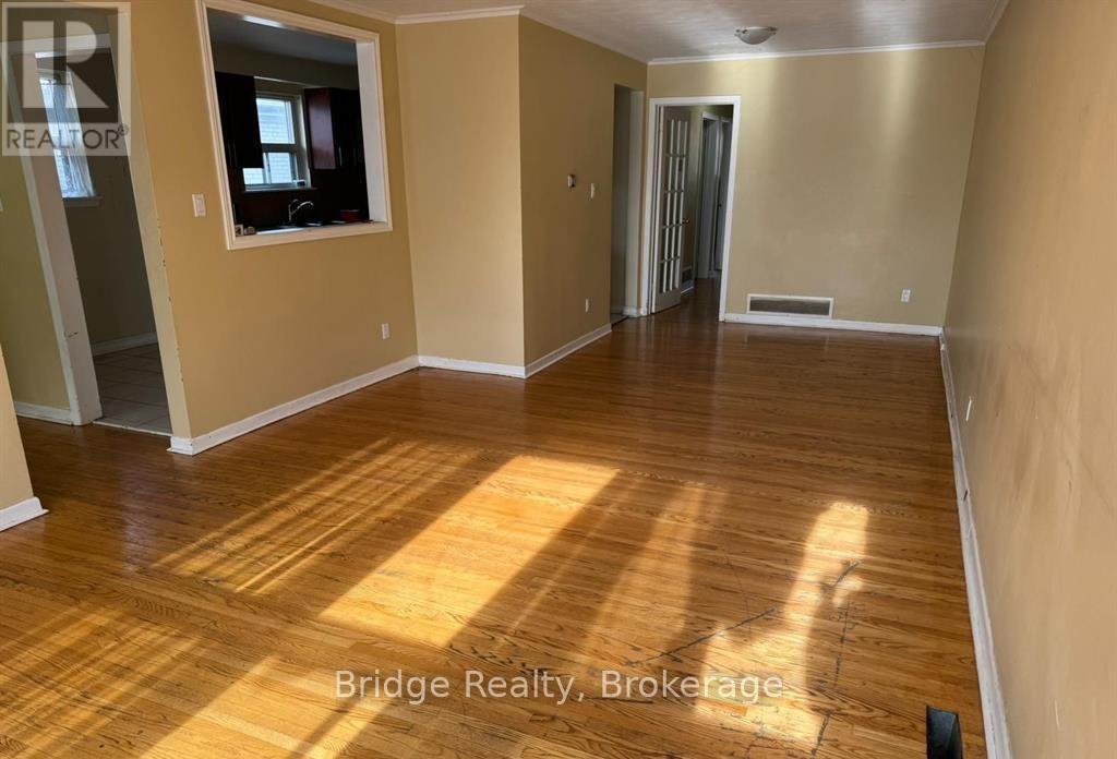 7075 Magic Court, Mississauga (Malton), Ontario  L4T 3A2 - Photo 4 - W12620490