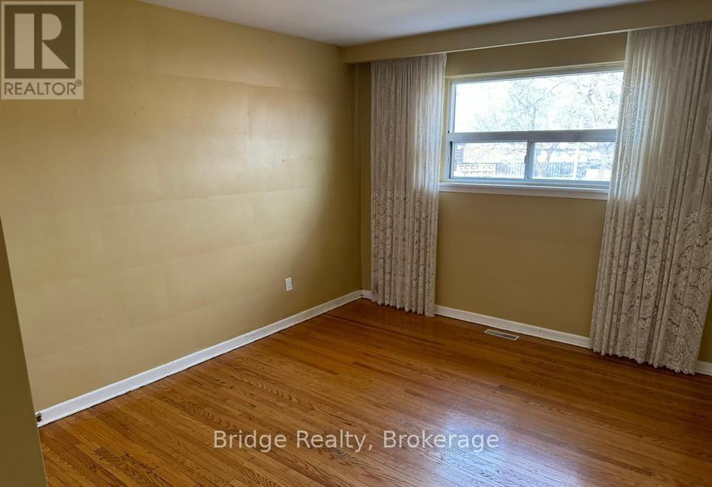 7075 Magic Court, Mississauga (Malton), Ontario  L4T 3A2 - Photo 7 - W12620490