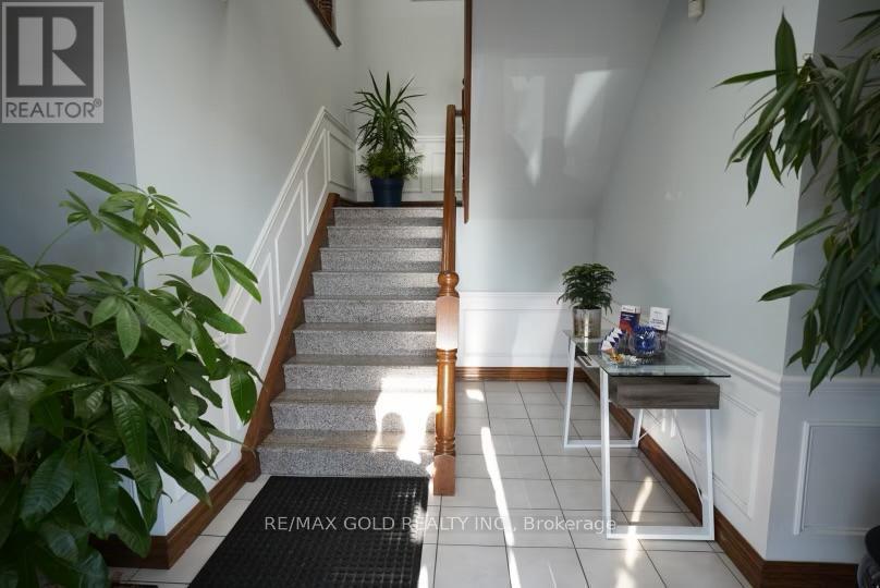 1775 Shawson Drive, Mississauga, Ontario  L4W 1N8 - Photo 3 - W12620678