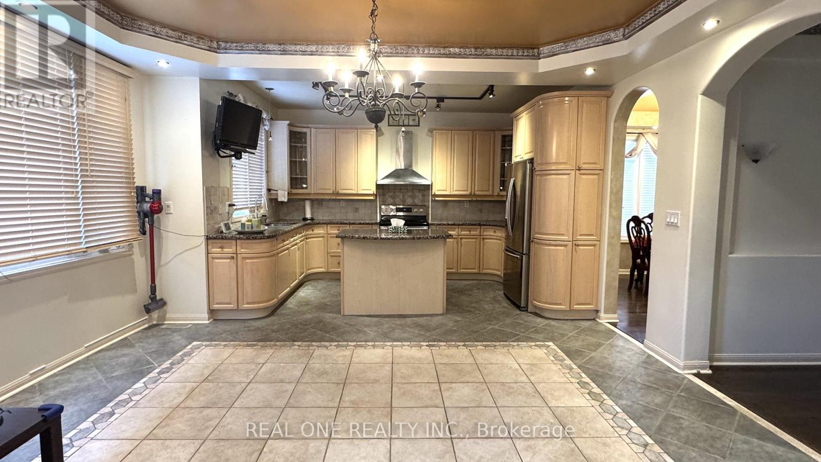 49 Drawbridge Drive, Markham, Ontario  L6C 2B4 - Photo 16 - N12621414