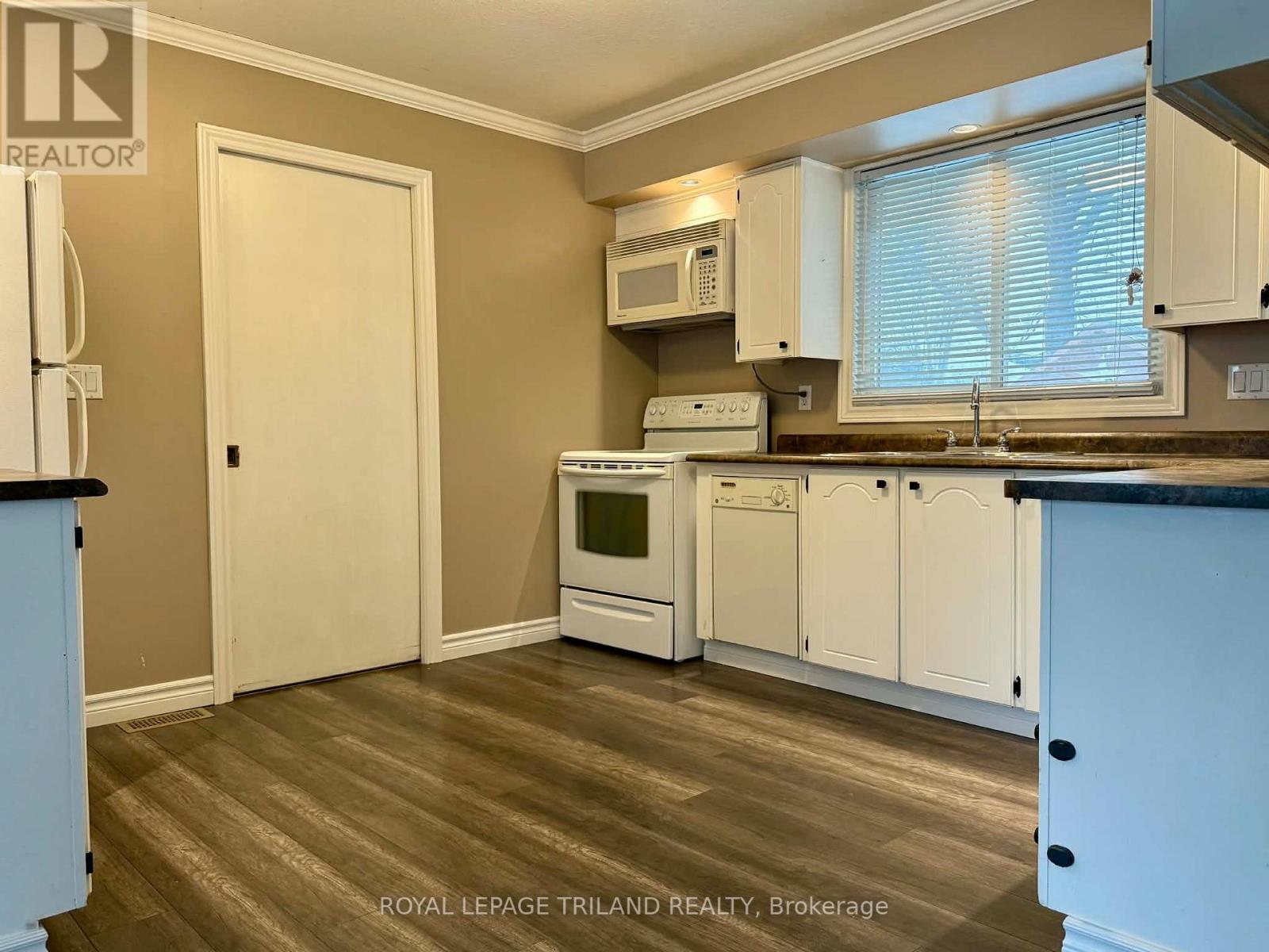 102 Ontario Street, Lambton Shores, Ontario  N0M 2N0 - Photo 12 - X12622726