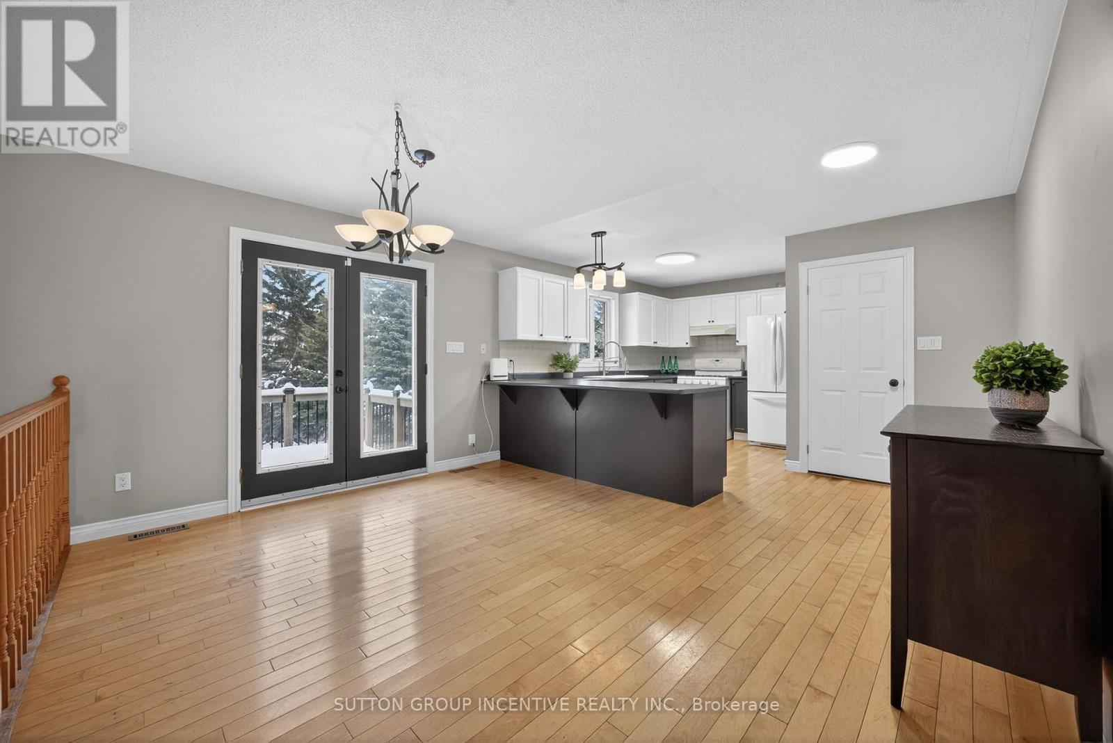 36 Nicholson Crescent, Springwater, Ontario  L9X 0G9 - Photo 7 - S12626620