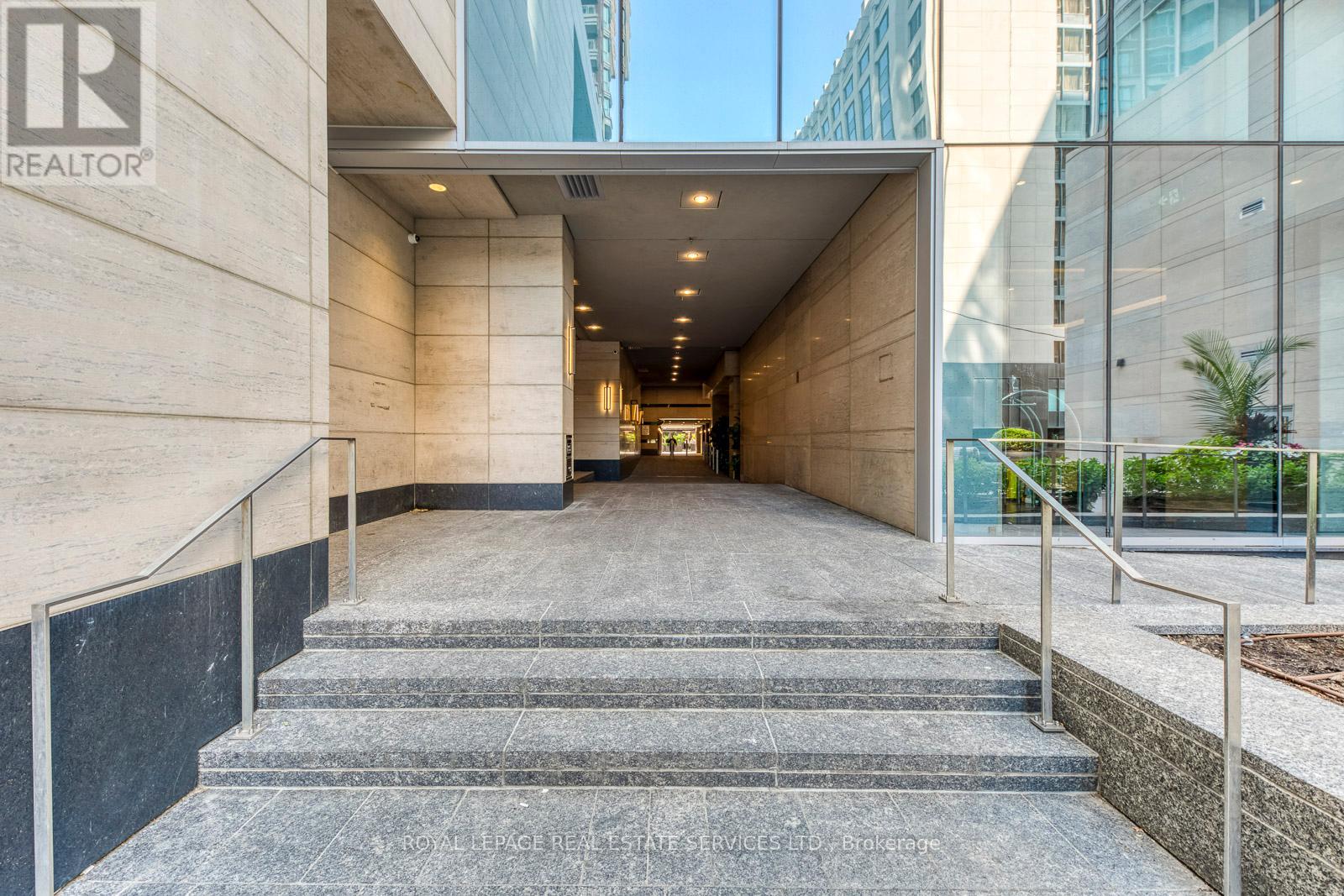 2213 - 155 Yorkville Avenue, Toronto, Ontario  M5R 1C4 - Photo 2 - C12626664