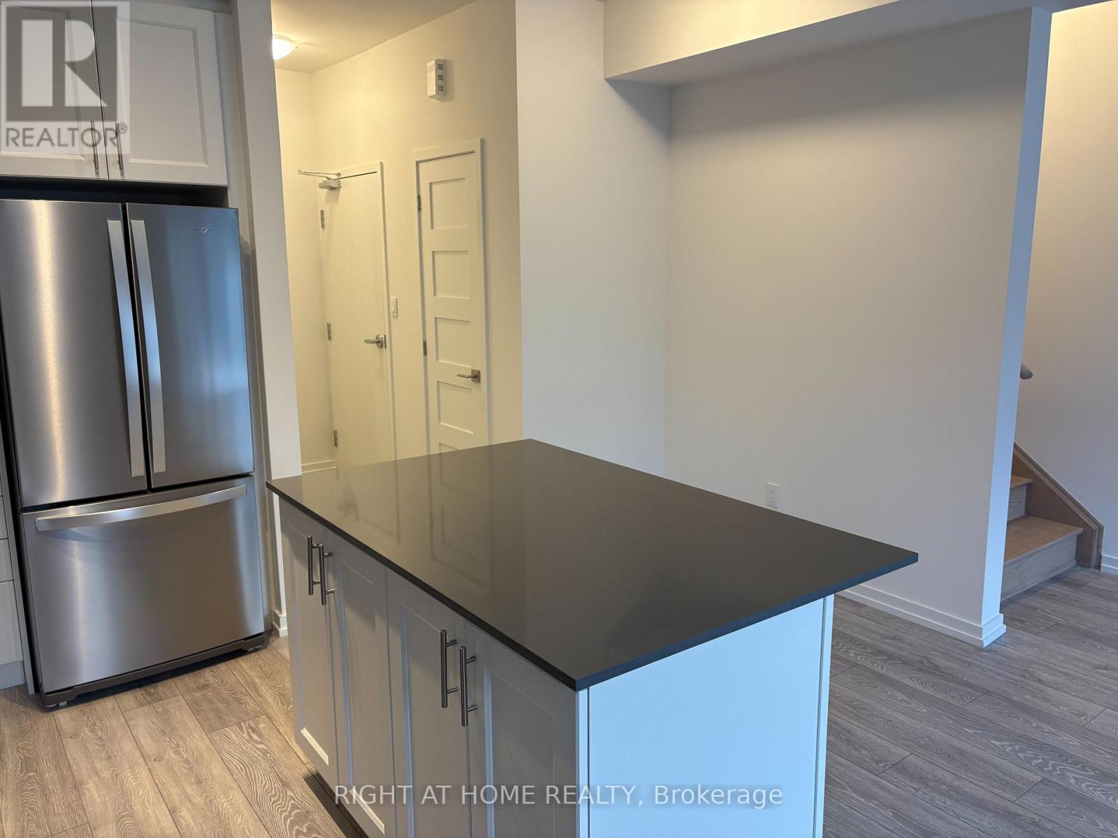 18 - 20 Lytham Green Circle, Newmarket (Glenway Estates), Ontario  L3Y 0H4 - Photo 2 - N12626656