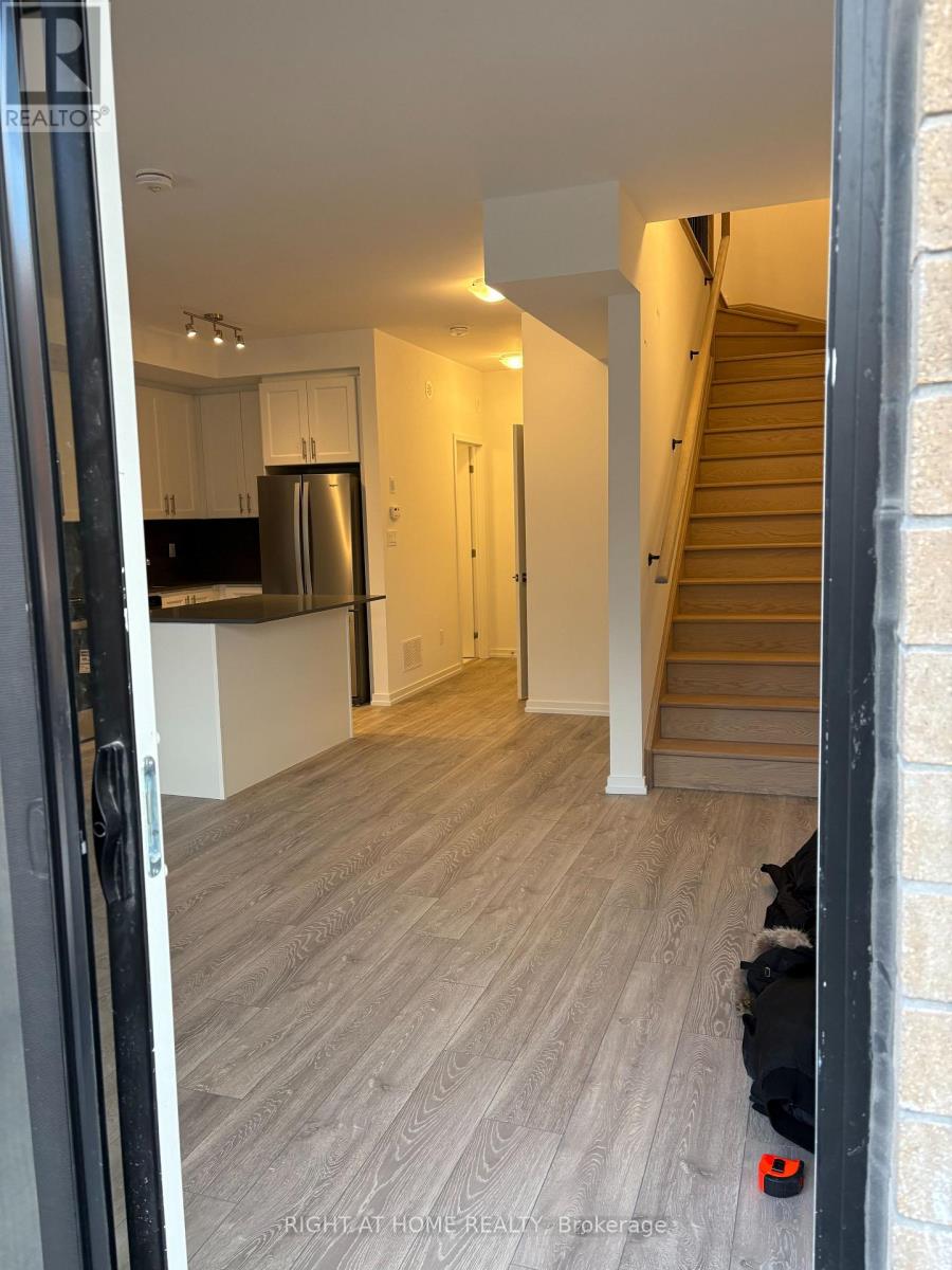 18 - 20 Lytham Green Circle, Newmarket (Glenway Estates), Ontario  L3Y 0H4 - Photo 3 - N12626656