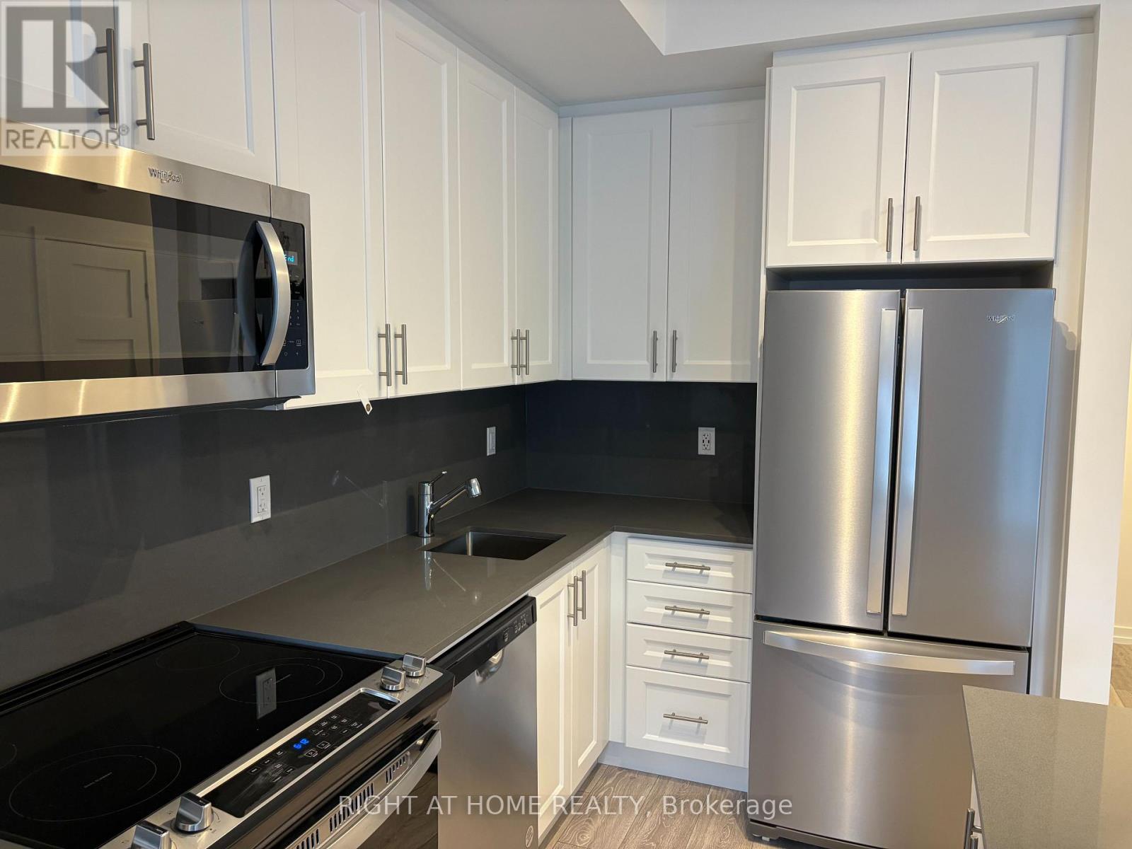 18 - 20 Lytham Green Circle, Newmarket (Glenway Estates), Ontario  L3Y 0H4 - Photo 4 - N12626656