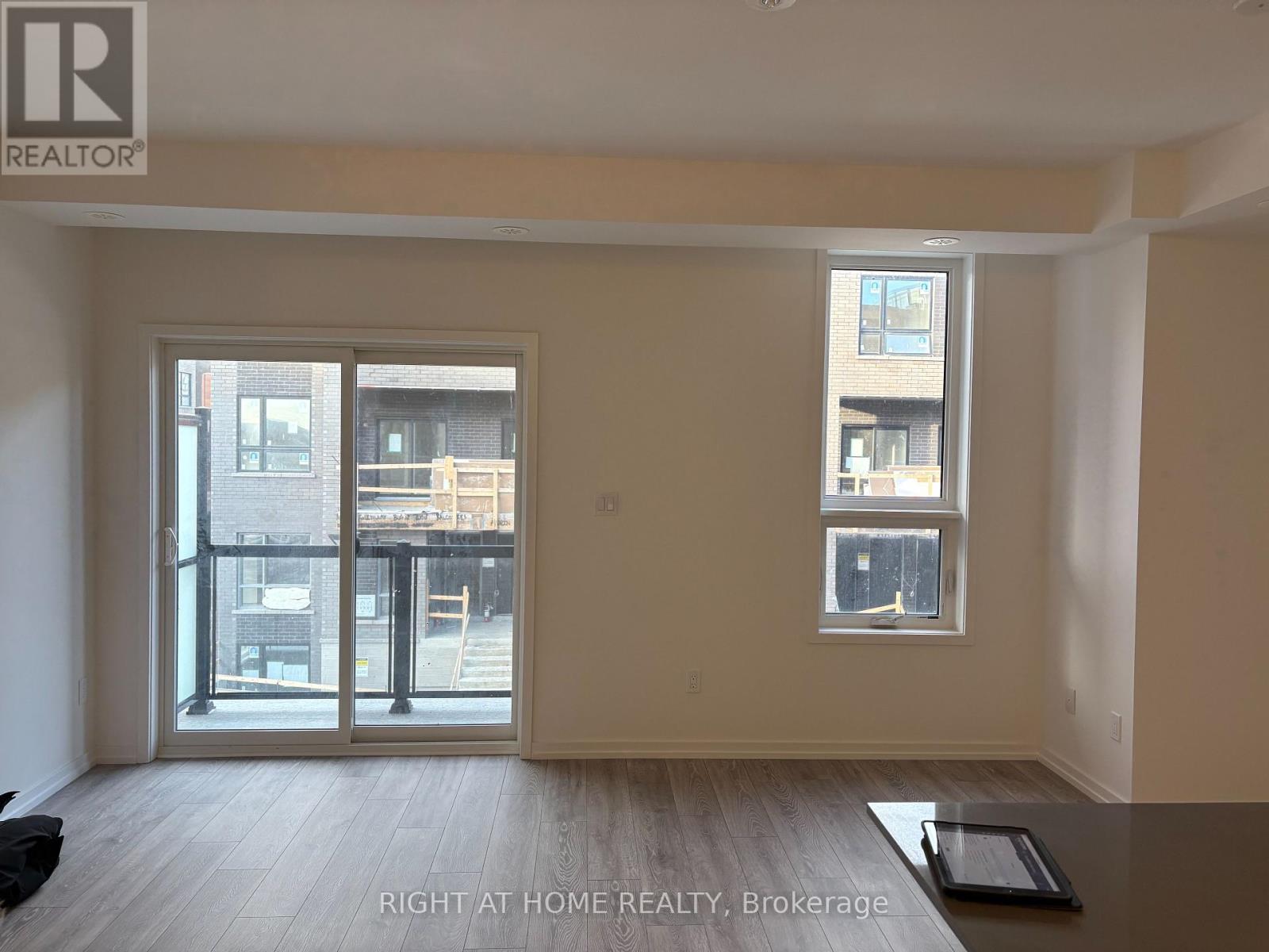 18 - 20 Lytham Green Circle, Newmarket (Glenway Estates), Ontario  L3Y 0H4 - Photo 5 - N12626656