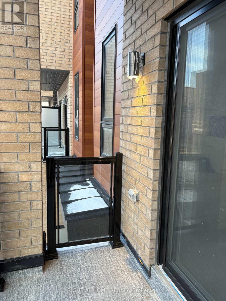 18 - 20 Lytham Green Circle, Newmarket (Glenway Estates), Ontario  L3Y 0H4 - Photo 7 - N12626656