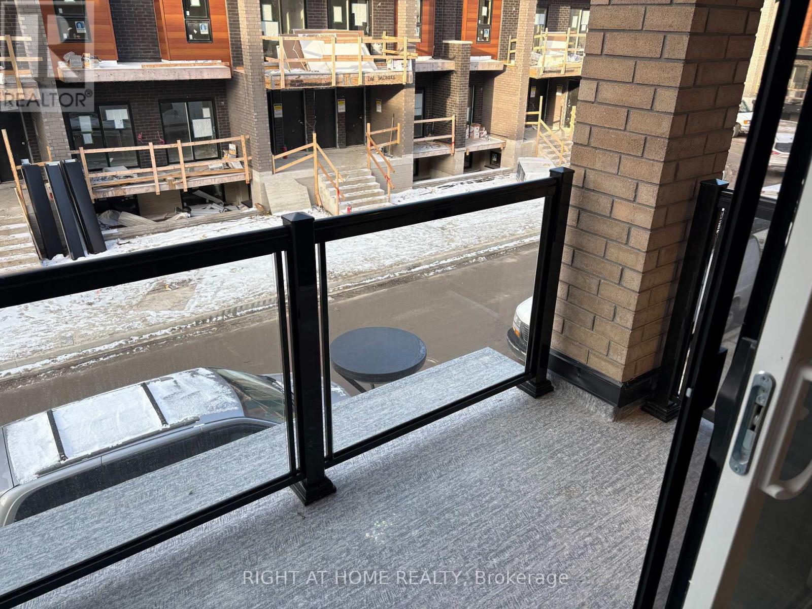 18 - 20 Lytham Green Circle, Newmarket (Glenway Estates), Ontario  L3Y 0H4 - Photo 8 - N12626656