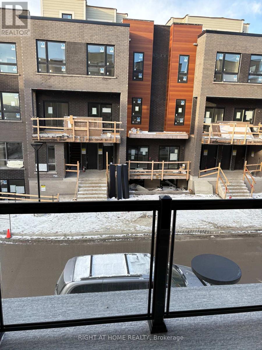 18 - 20 Lytham Green Circle, Newmarket (Glenway Estates), Ontario  L3Y 0H4 - Photo 9 - N12626656