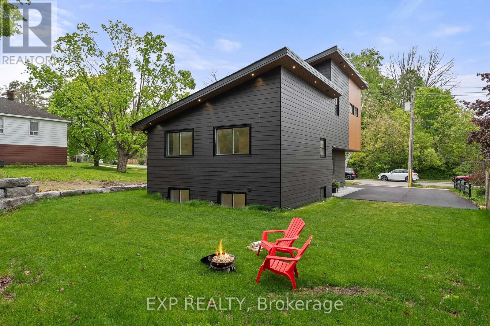 168 Berczy Street, Barrie (Wellington), Ontario  L4M 3R6 - Photo 3 - S12626662