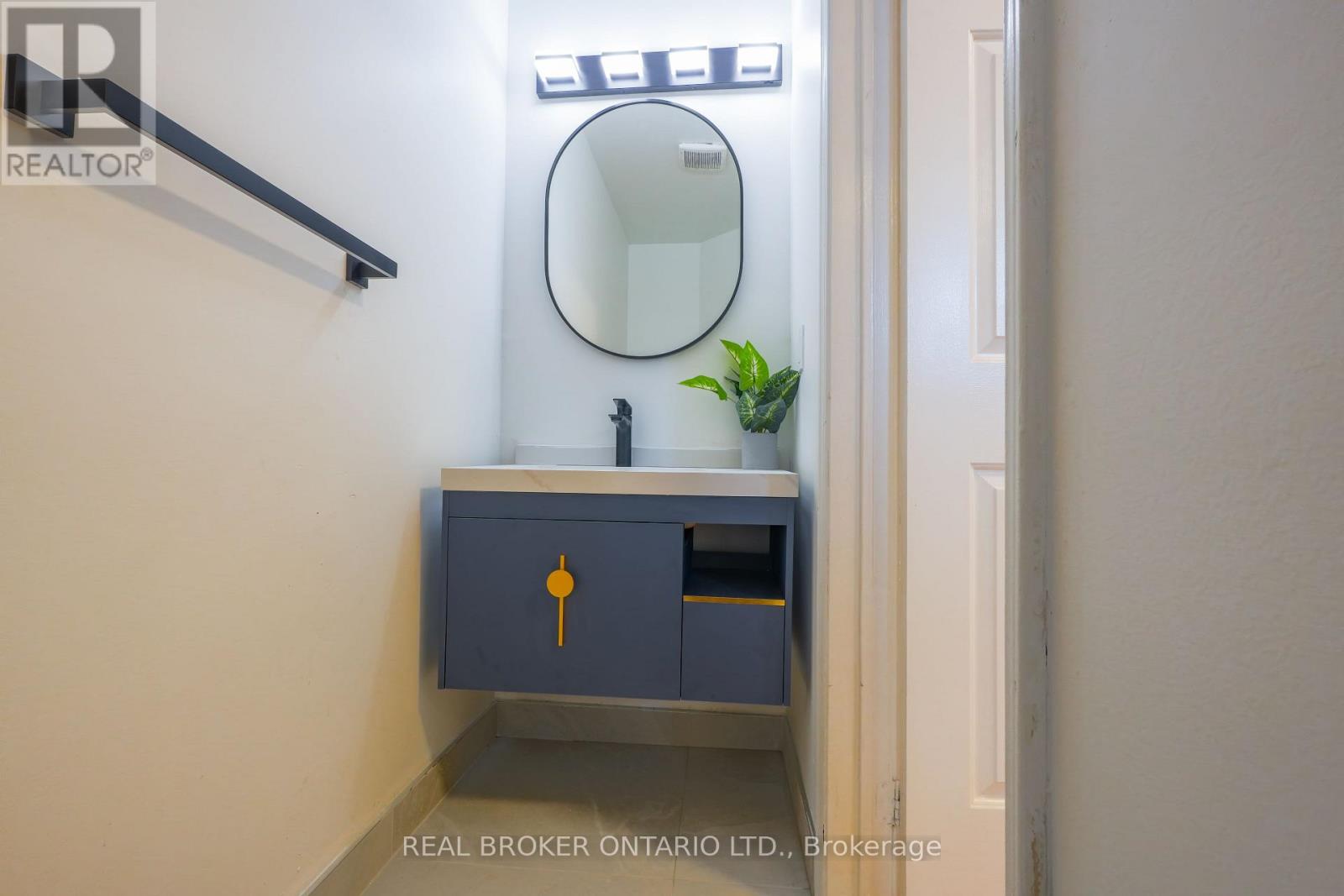 4326 Waterford Crescent, Mississauga, Ontario  L5R 2B2 - Photo 4 - W12626666