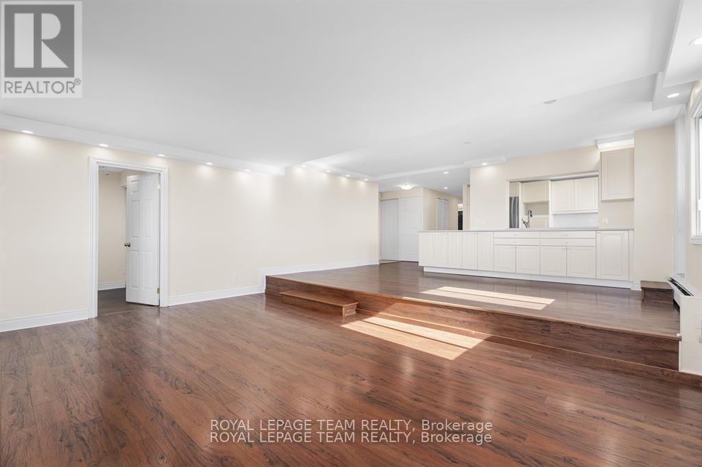 2004 - 415 Greenview Avenue, Ottawa, Ontario  K2B 8G5 - Photo 2 - X12379154