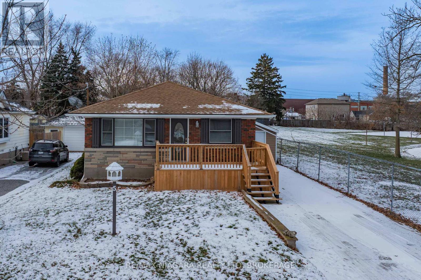 5 St Peter Street, St. Catharines (Burleigh Hill), Ontario  L2T 1N7 - Photo 1 - X12626744