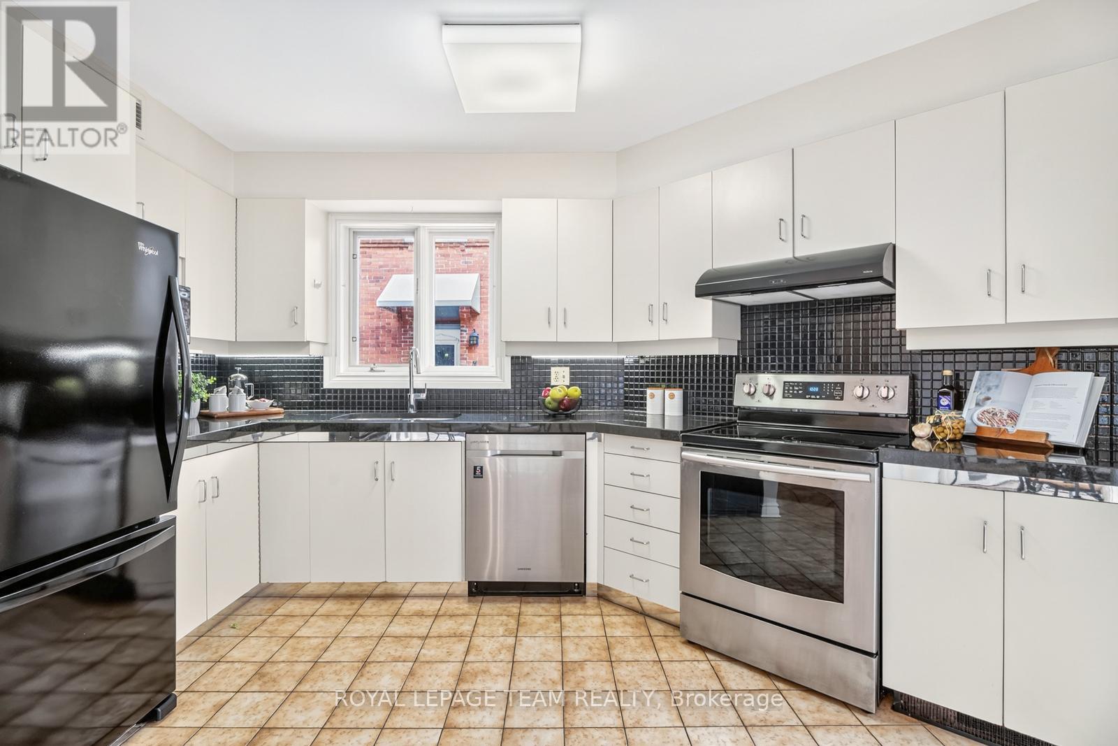 9 - 292 Laurier Avenue, Ottawa, Ontario  K1N 6P5 - Photo 10 - X12371013