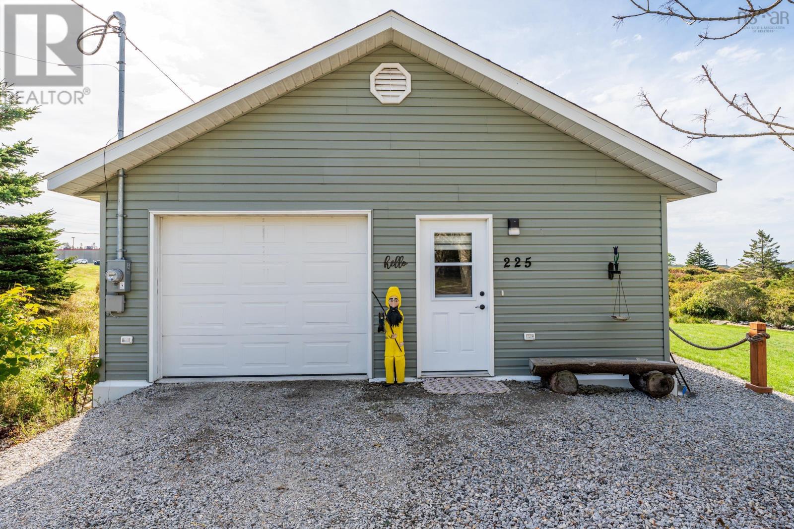 223-225 Forest Street, Yarmouth, Nova Scotia B5A 5H4 - Photo 3 - 202526228
