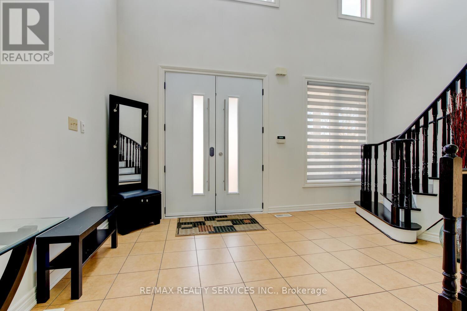 38 Cape Dorset Crescent, Brampton, Ontario  L6R 3L2 - Photo 4 - W12626742