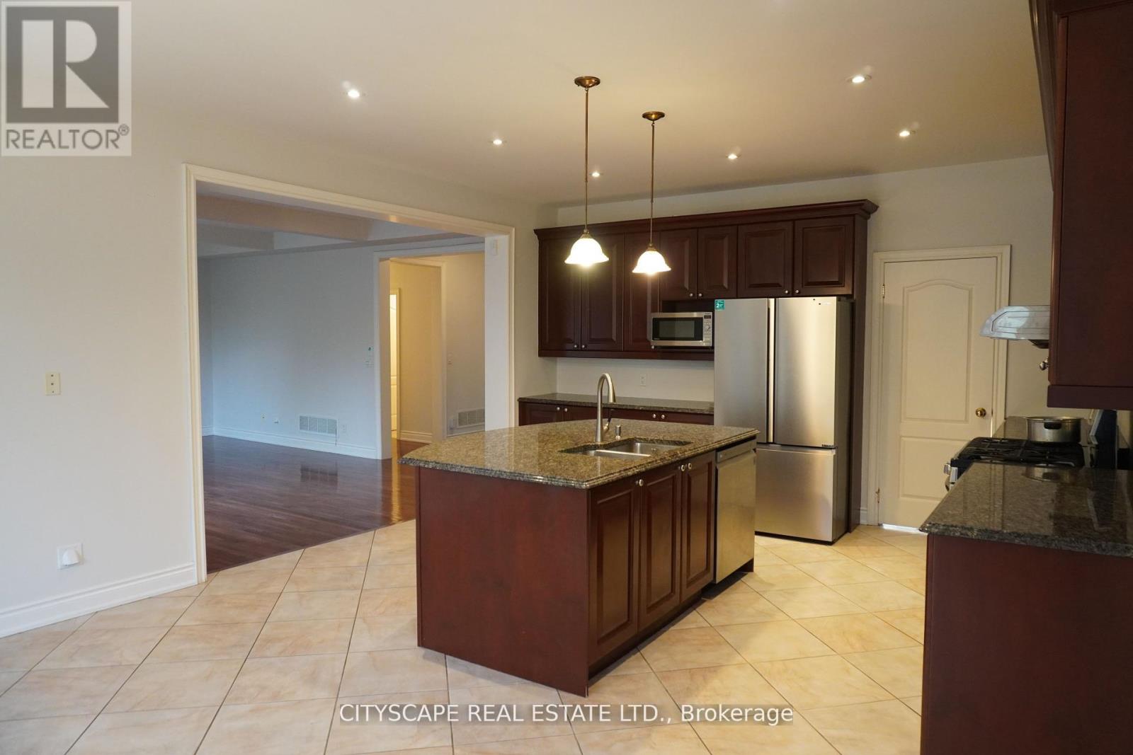 536 Canyon Street, Mississauga, Ontario  L5H 4L8 - Photo 17 - W12626752