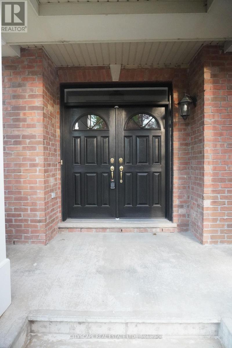 536 Canyon Street, Mississauga, Ontario  L5H 4L8 - Photo 2 - W12626752