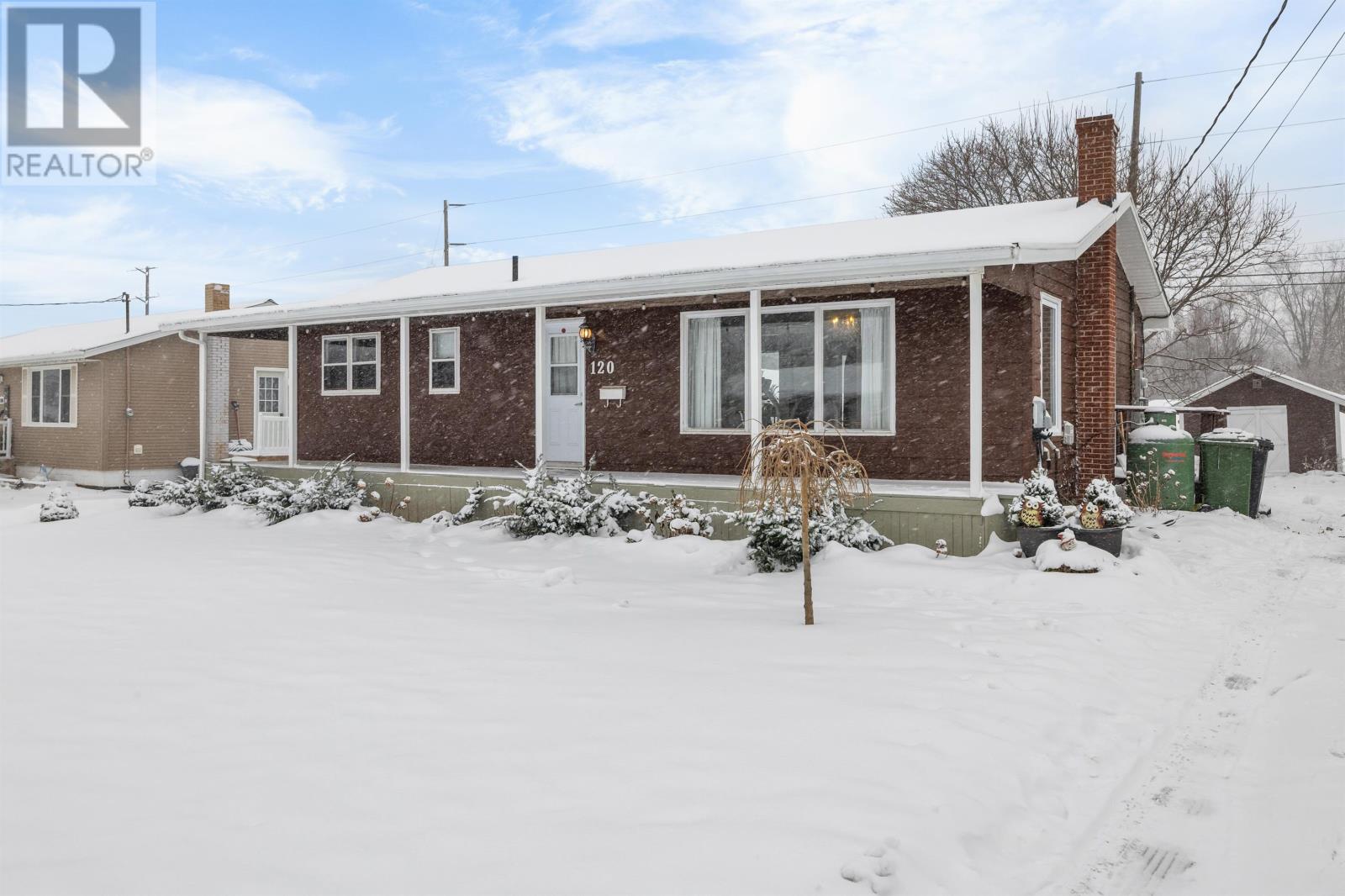 120 Southdale, Charlottetown, Prince Edward Island C1A 6Z7 - Photo 2 - 202529333