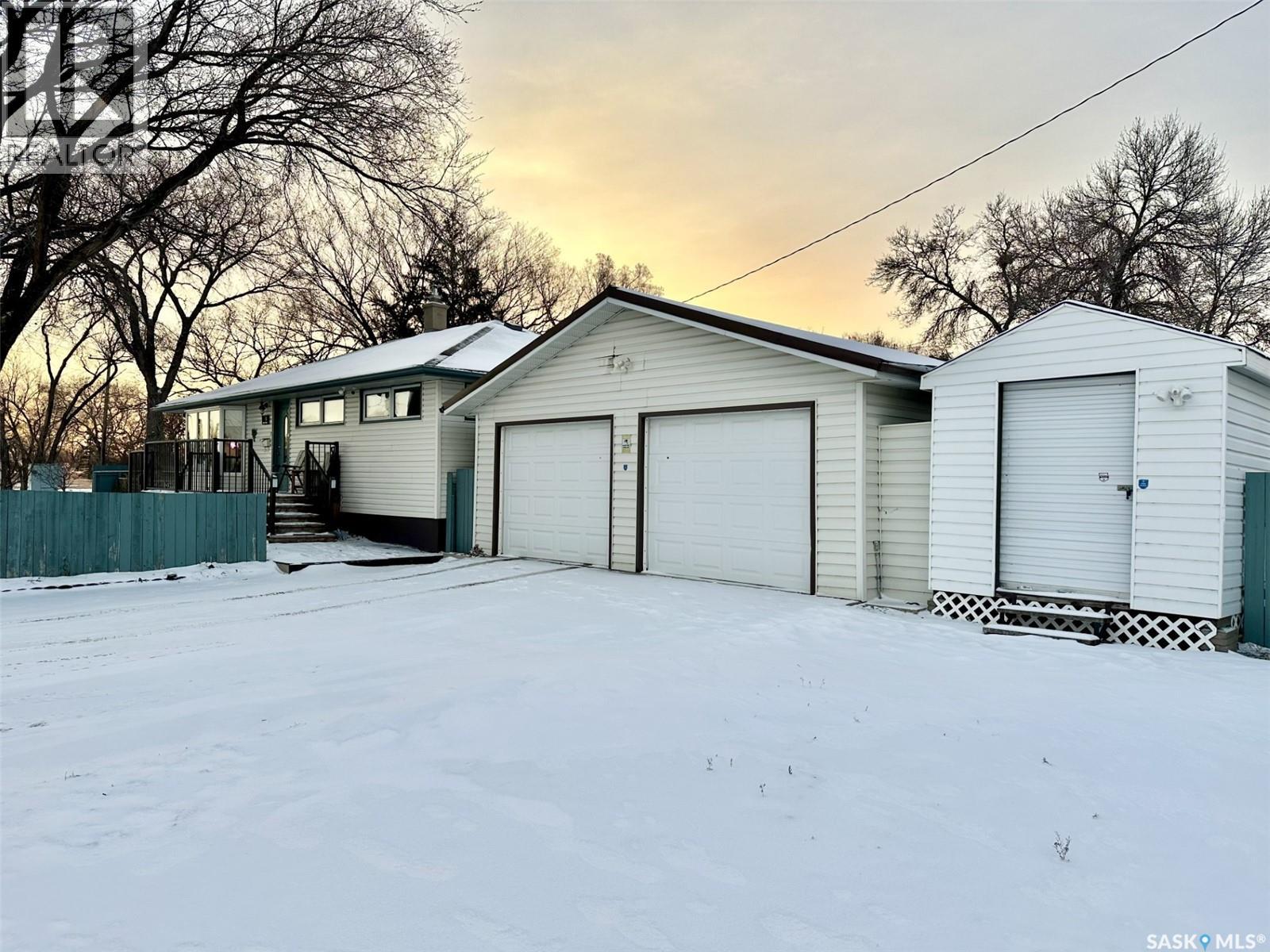 901 17th Avenue E, Regina, Saskatchewan  S4N 0Y9 - Photo 2 - SK025509