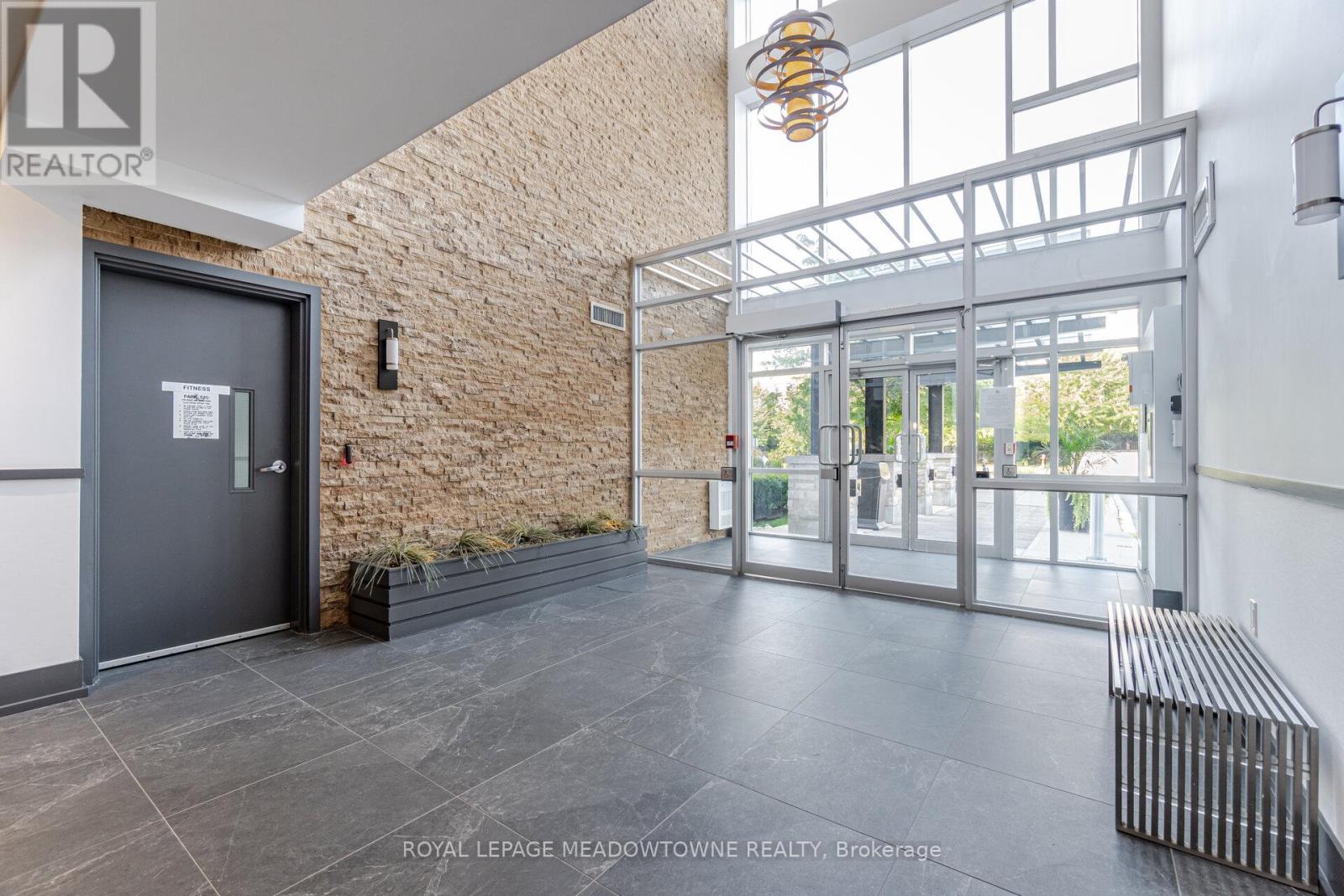 137 - 570 Lolita Gardens, Mississauga, Ontario  L5A 0A1 - Photo 4 - W12626784