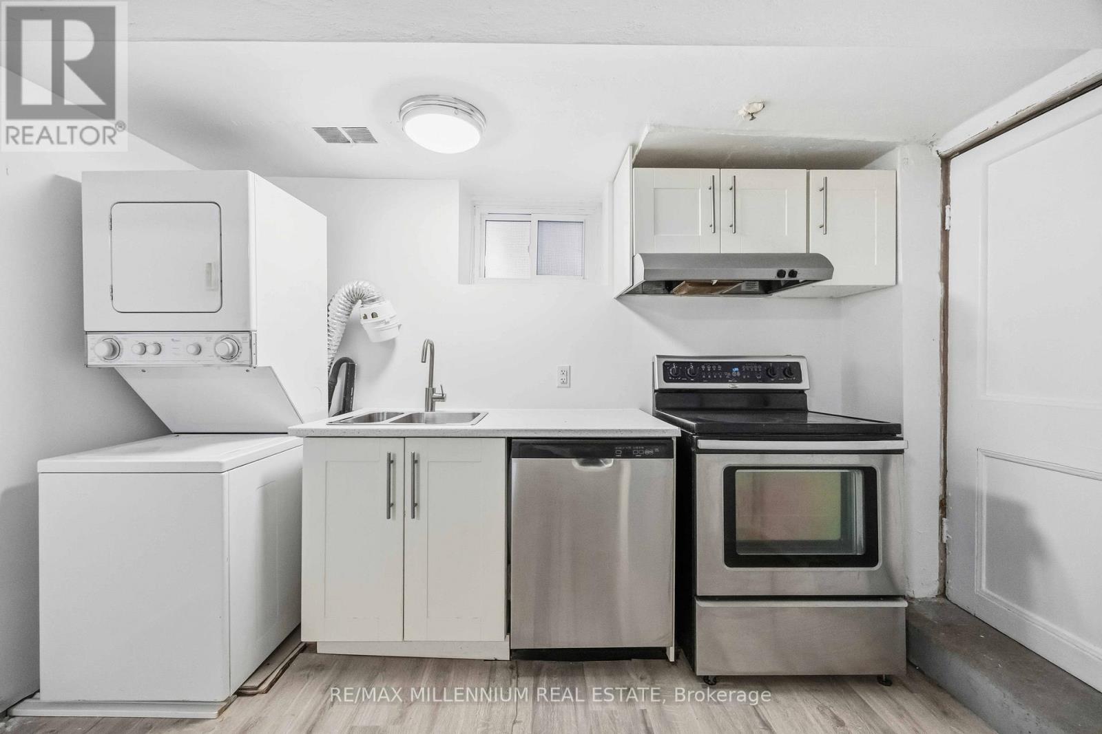 17 Greenlaw Avenue, Toronto, Ontario  M6H 3V6 - Photo 10 - W12626854