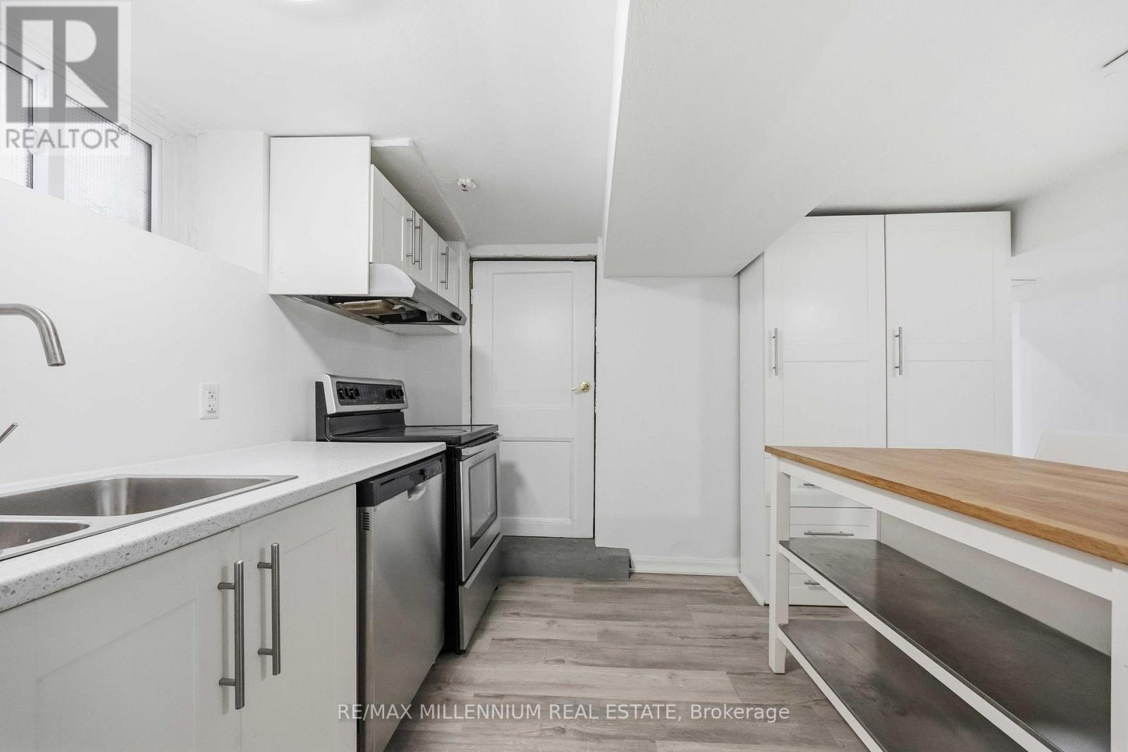 17 Greenlaw Avenue, Toronto, Ontario  M6H 3V6 - Photo 9 - W12626854