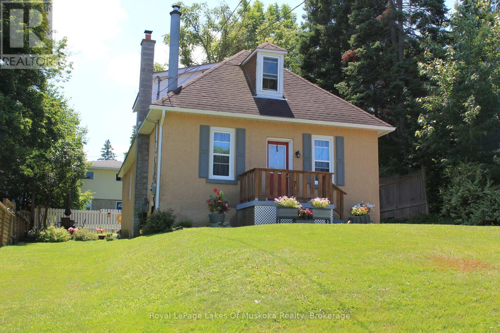 7 Duncan Street W, Huntsville, Ontario P1H 1V9 - Photo 2 - X12627064