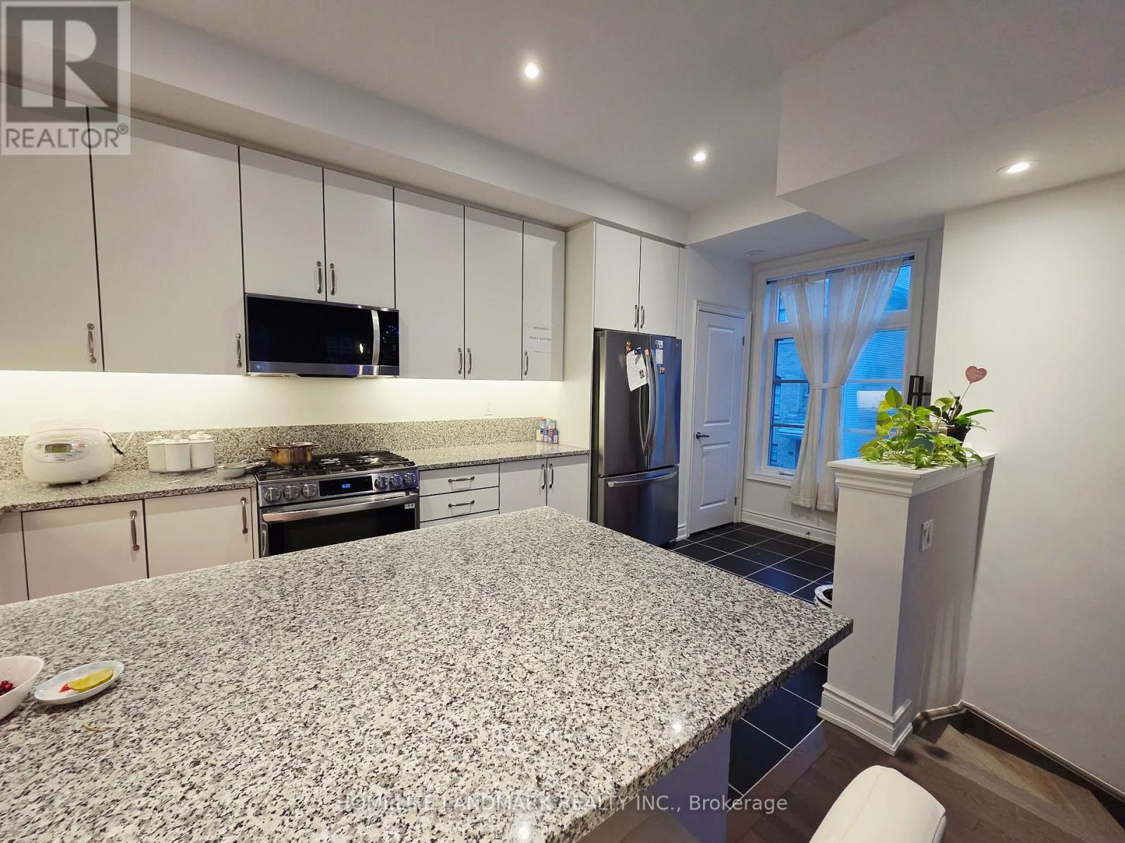 120 - 35 Lunar Crescent, Mississauga, Ontario L3R 1A4 - Photo 5 - W12609576