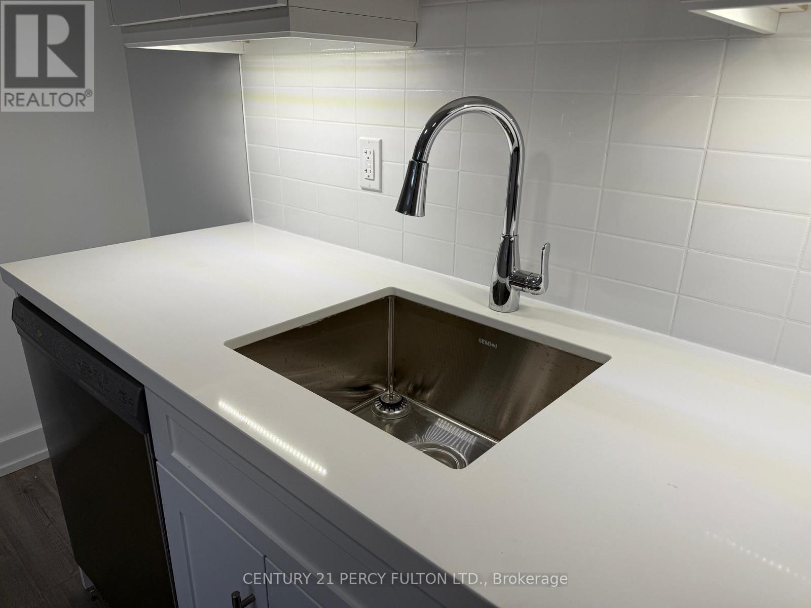 102 - 19 Regency Crescent, Whitby (Downtown Whitby), Ontario  L1N 8M6 - Photo 4 - E12626978