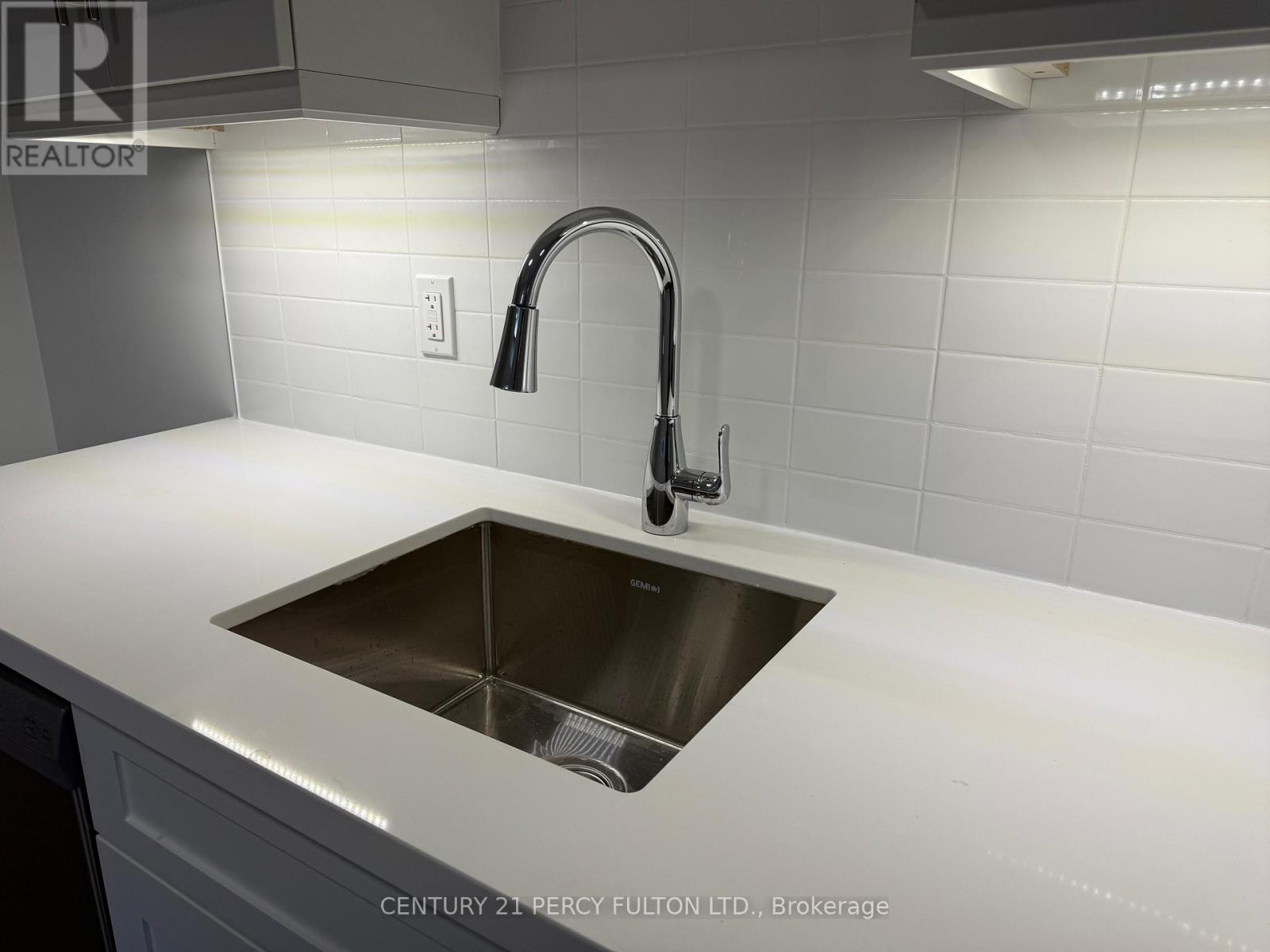 102 - 19 Regency Crescent, Whitby (Downtown Whitby), Ontario  L1N 8M6 - Photo 5 - E12626978