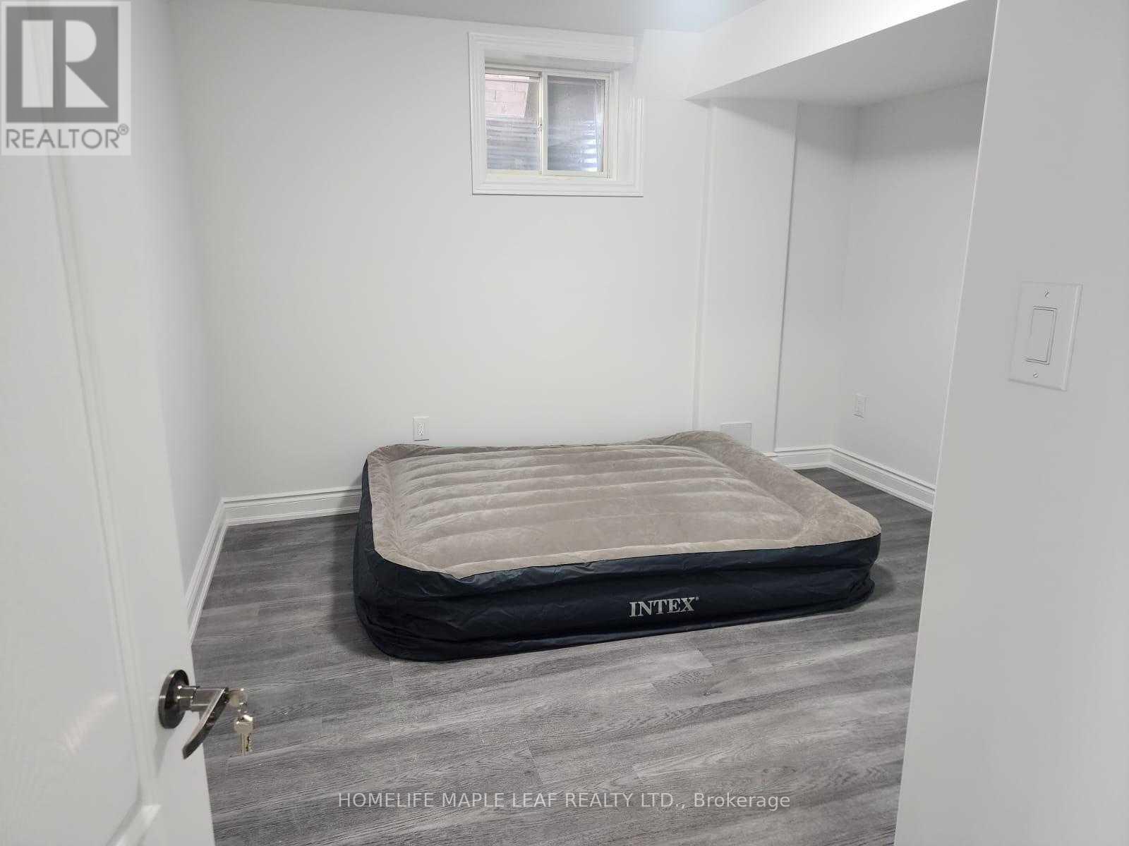 8 Benhurst Crescent, Brampton, Ontario  L7A 5A2 - Photo 9 - W12627022