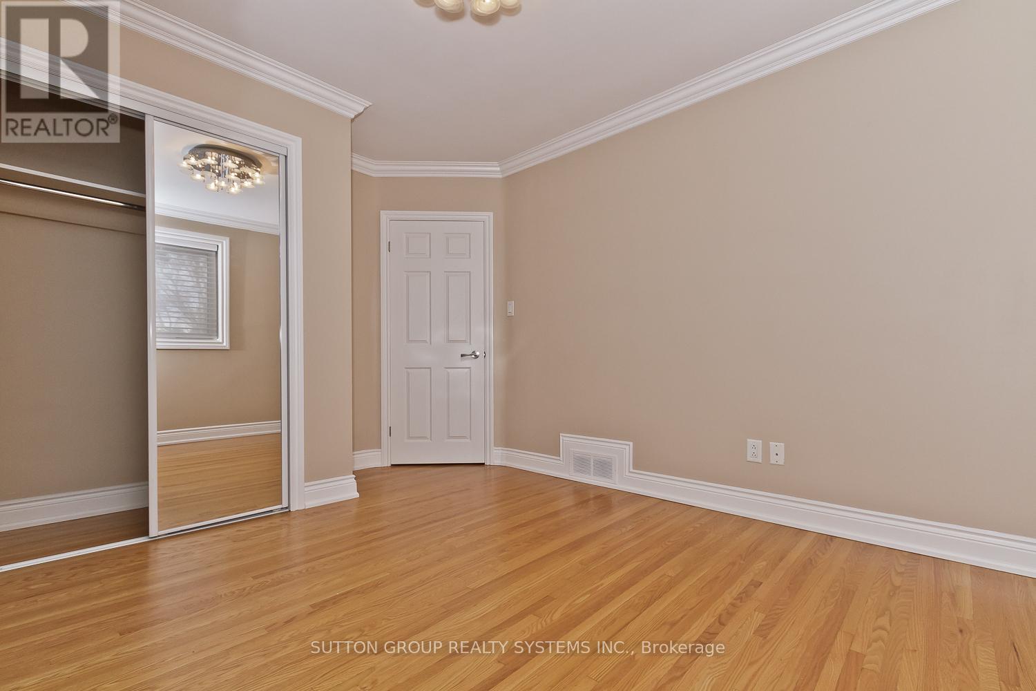 36 Doddington Drive, Toronto (Stonegate-Queensway), Ontario  M8Y 1S4 - Photo 11 - W12627044