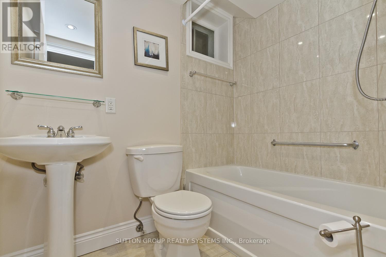 36 Doddington Drive, Toronto (Stonegate-Queensway), Ontario  M8Y 1S4 - Photo 13 - W12627044