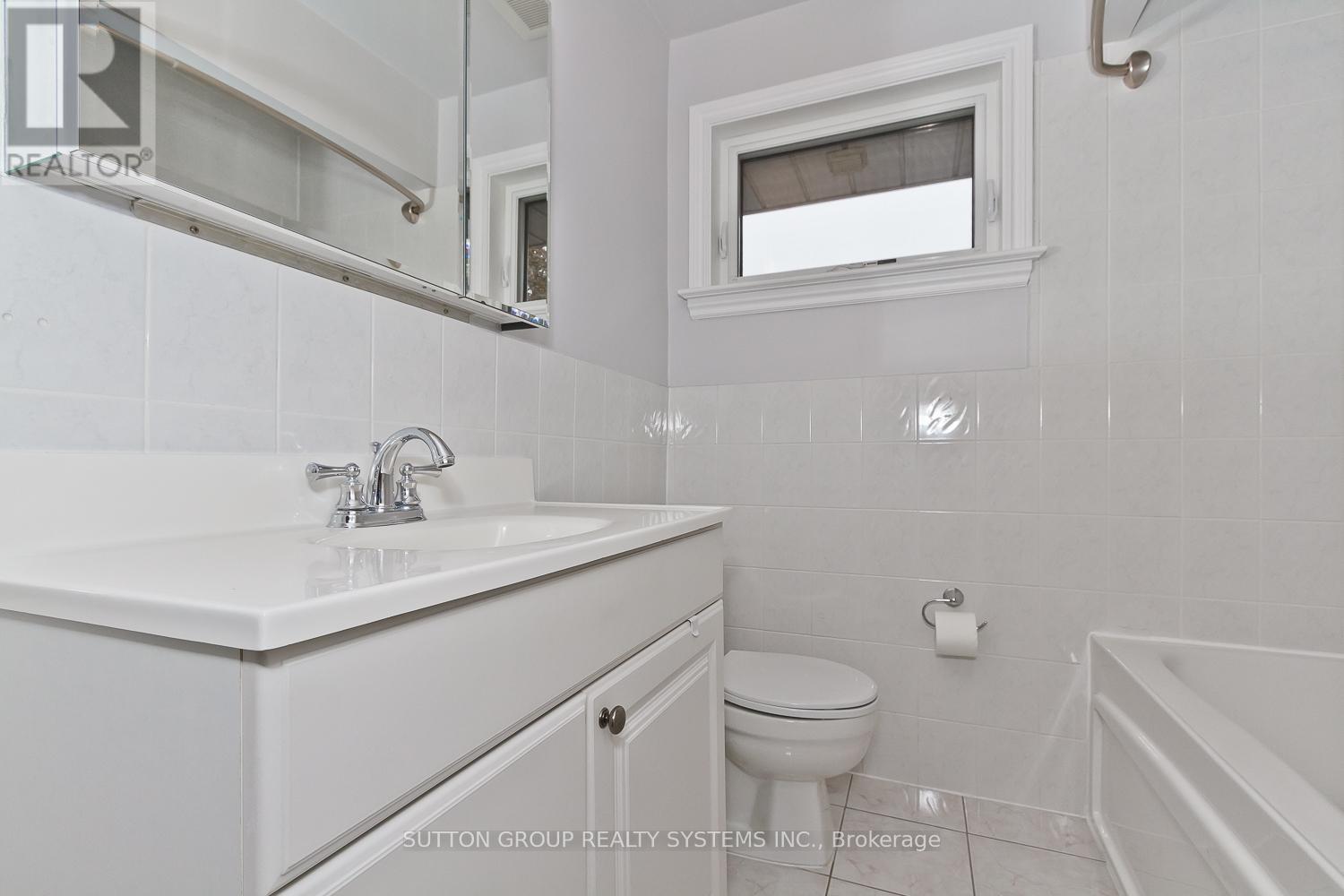 36 Doddington Drive, Toronto (Stonegate-Queensway), Ontario  M8Y 1S4 - Photo 17 - W12627044