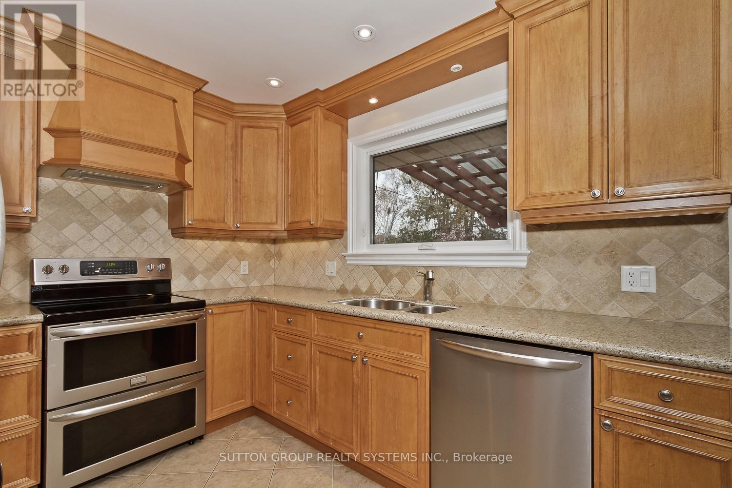 36 Doddington Drive, Toronto (Stonegate-Queensway), Ontario  M8Y 1S4 - Photo 9 - W12627044