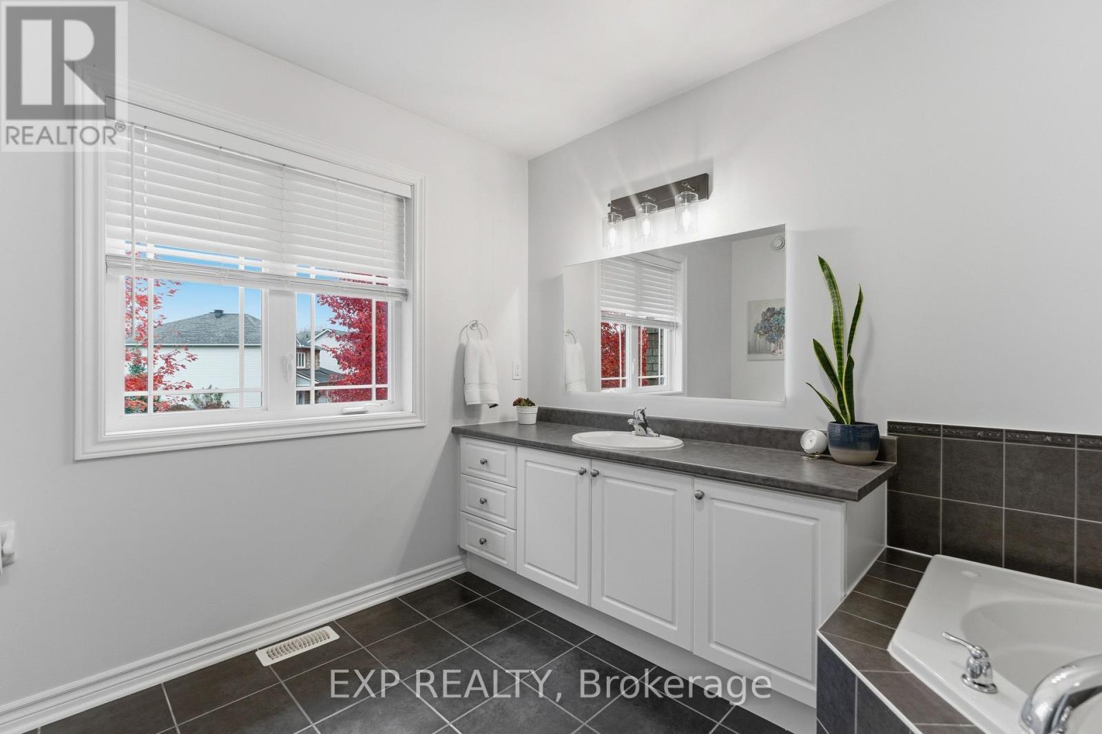 17 Olde Towne Avenue, Russell, Ontario  K4R 0A5 - Photo 37 - X12482856