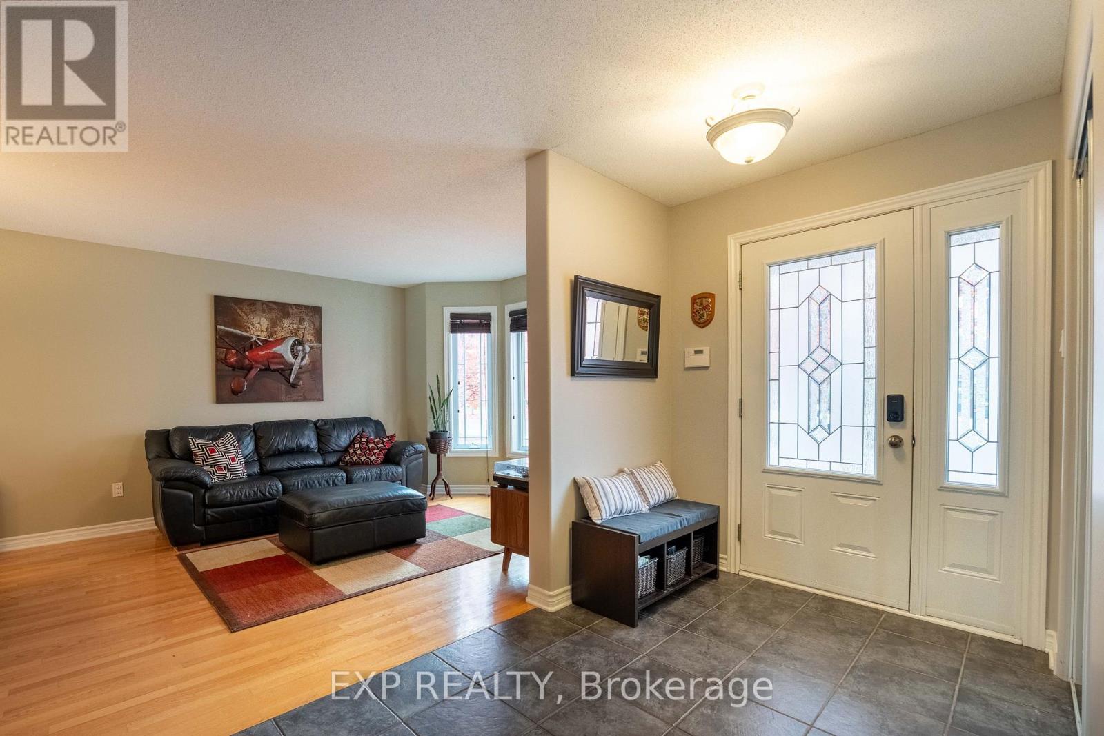 17 Olde Towne Avenue, Russell, Ontario  K4R 0A5 - Photo 7 - X12482856