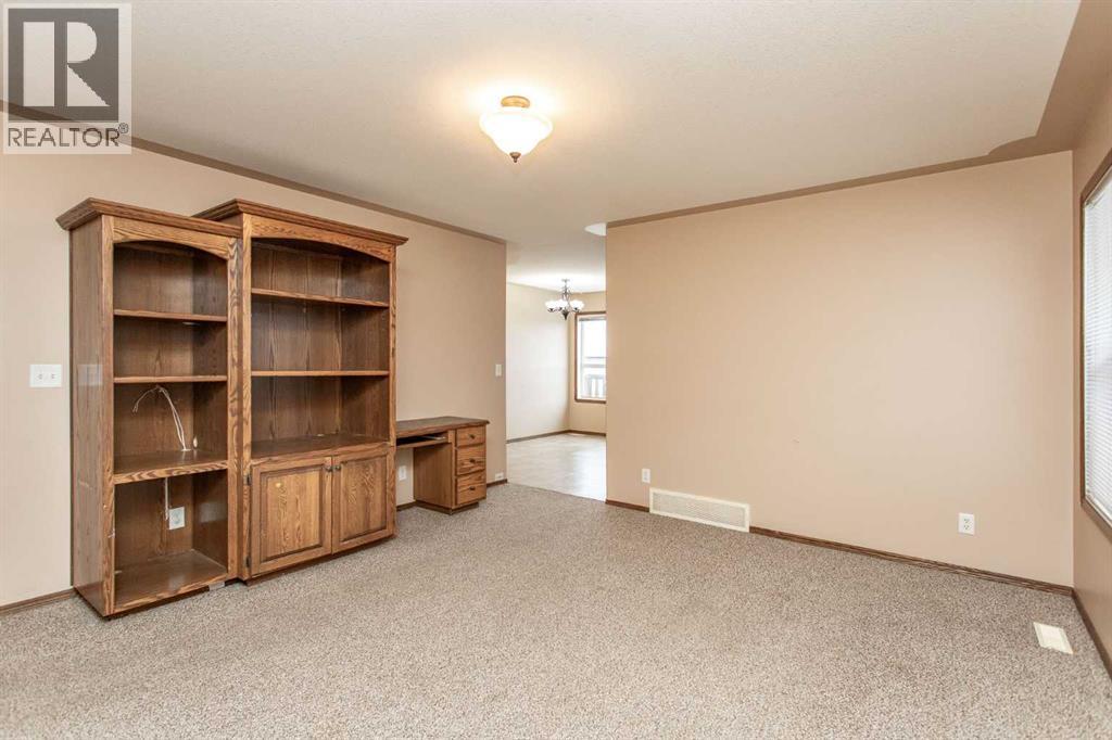24 Iverson Close, Red Deer, Alberta T4R 3M9 - Photo 3 - A2274363