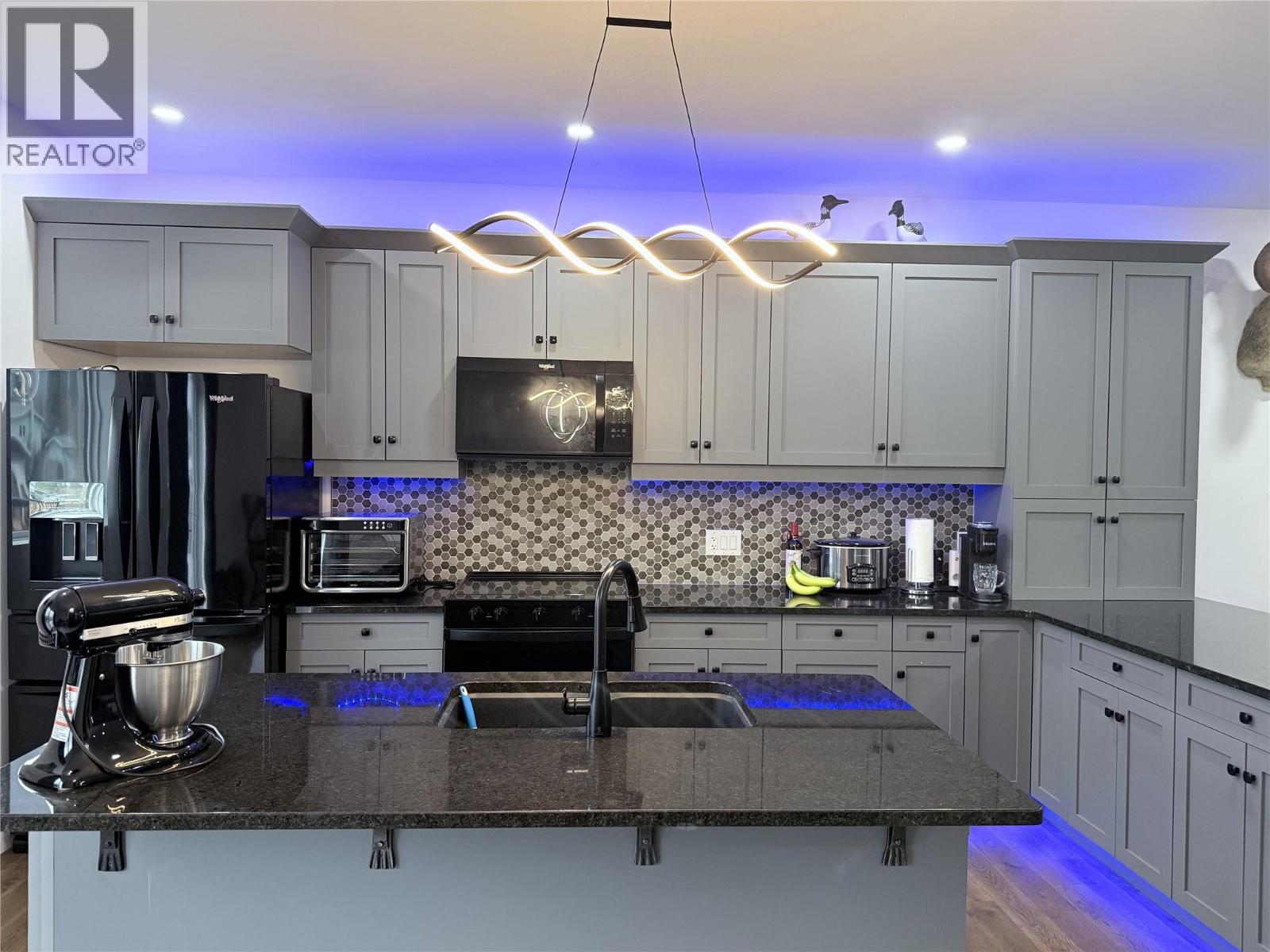 8779 Mountain View Street, Canal Flats, British Columbia  V0B 1B0 - Photo 9 - 10369369