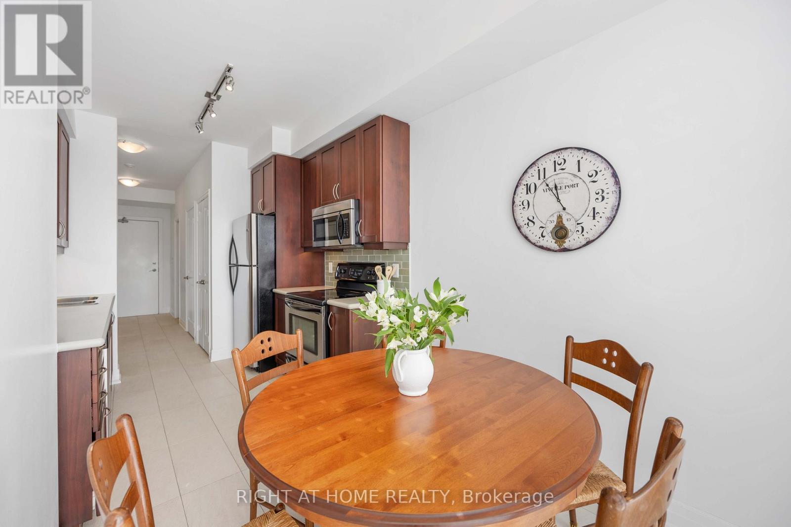 1901 - 500 St Clair Avenue W, Toronto (Humewood-Cedarvale), Ontario  M6C 1A8 - Photo 10 - C12627154