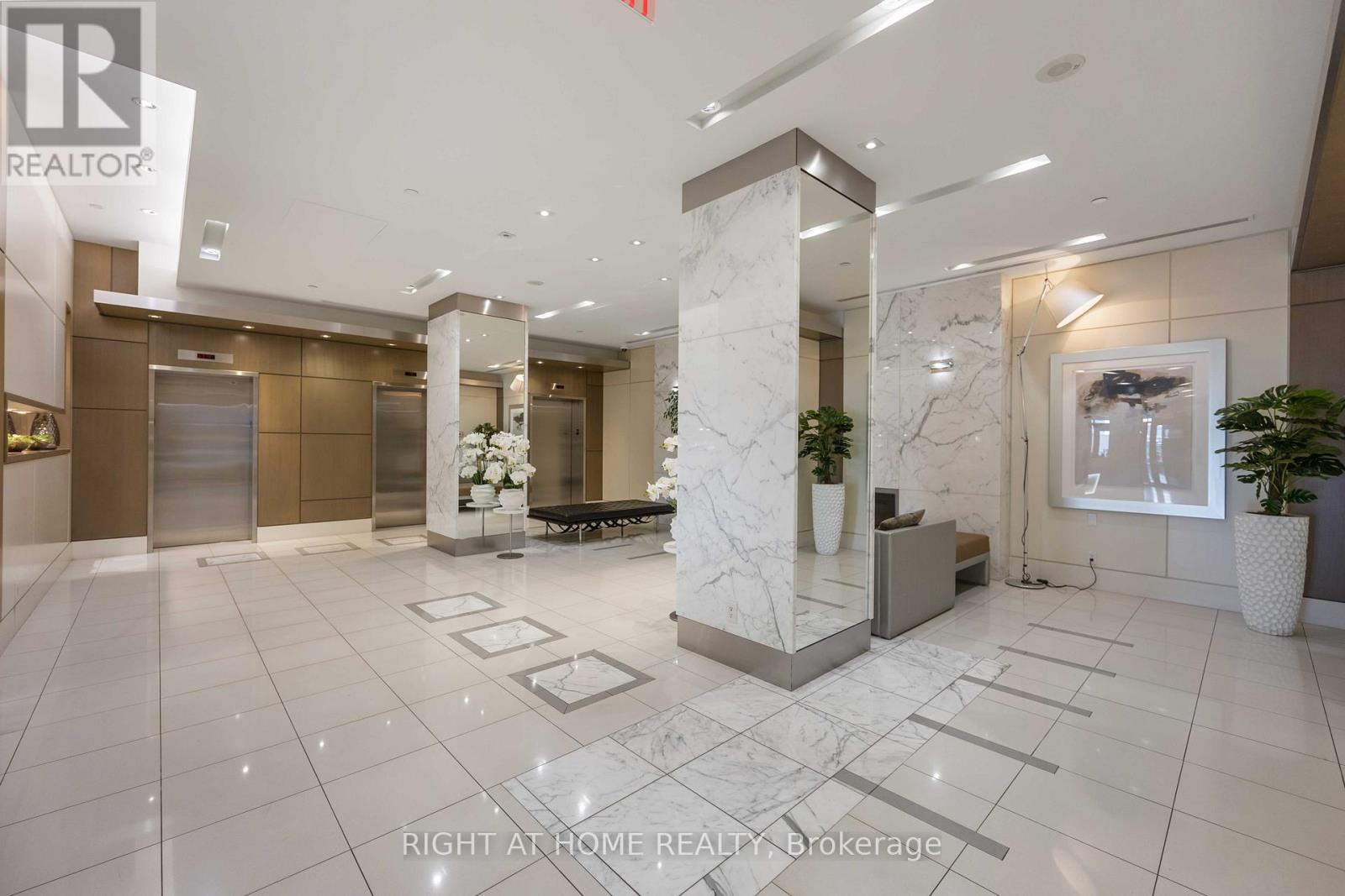 1901 - 500 St Clair Avenue W, Toronto (Humewood-Cedarvale), Ontario  M6C 1A8 - Photo 4 - C12627154