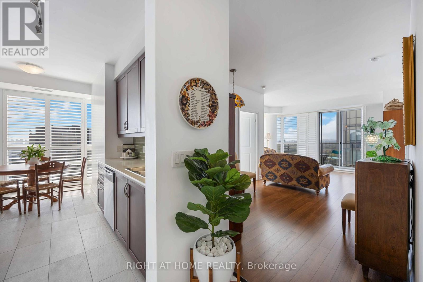 1901 - 500 St Clair Avenue W, Toronto (Humewood-Cedarvale), Ontario  M6C 1A8 - Photo 7 - C12627154