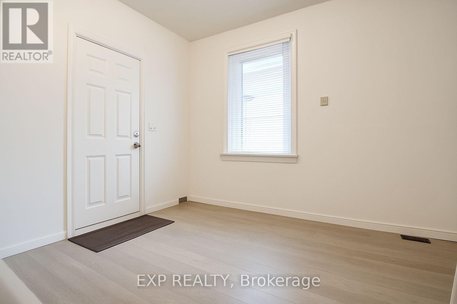Bachelor - 207 Gamble Avenue, Toronto, Ontario  M4J 2P4 - Photo 6 - E12627240