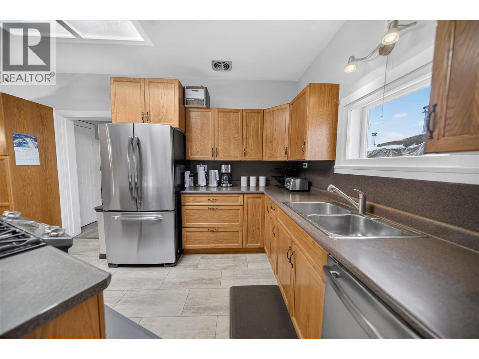 213 4th Avenue S, Cranbrook, British Columbia V1C 2E4 - Photo 6 - 10370647