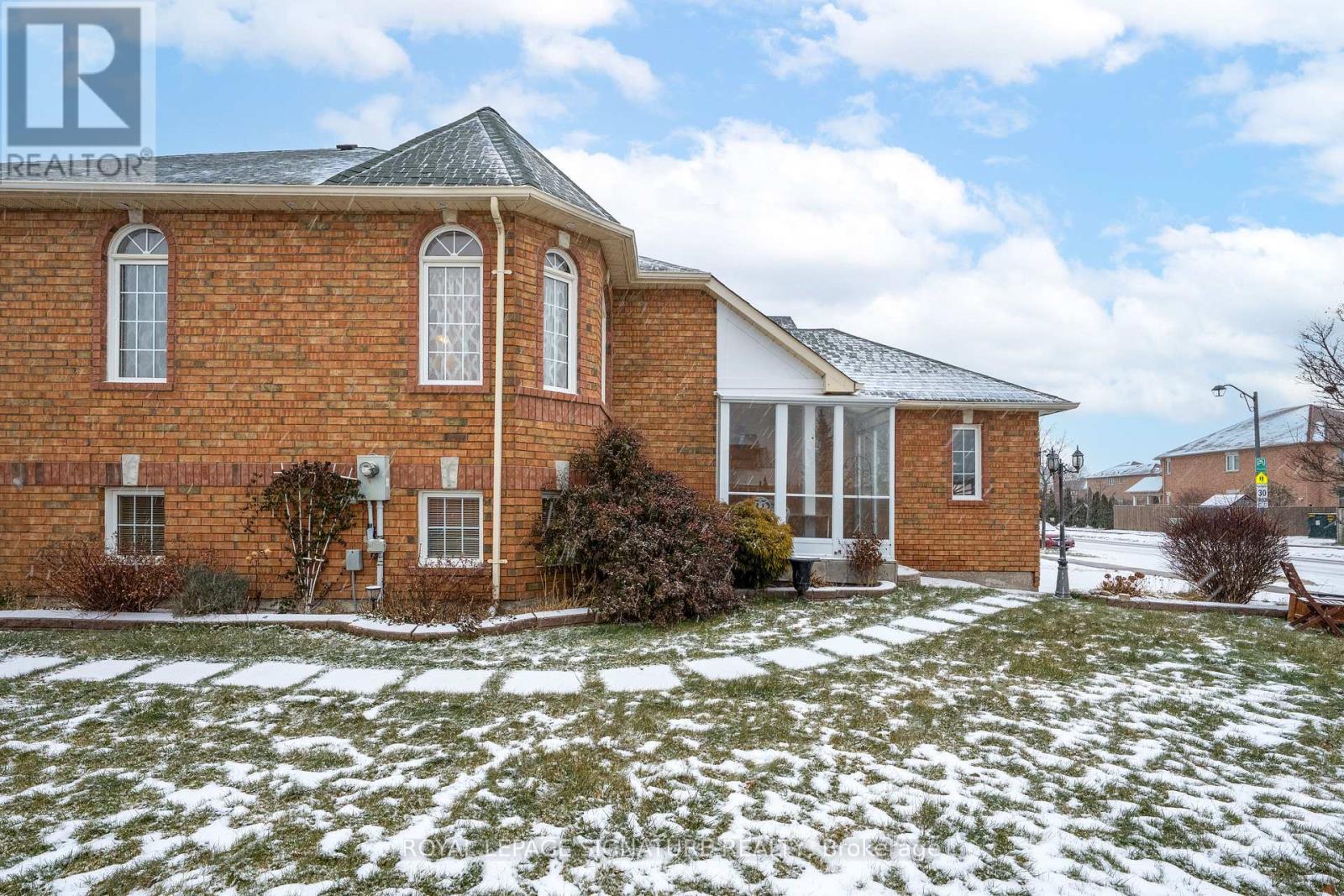 687 Twain Avenue, Mississauga, Ontario  L5W 1K7 - Photo 36 - W12627186